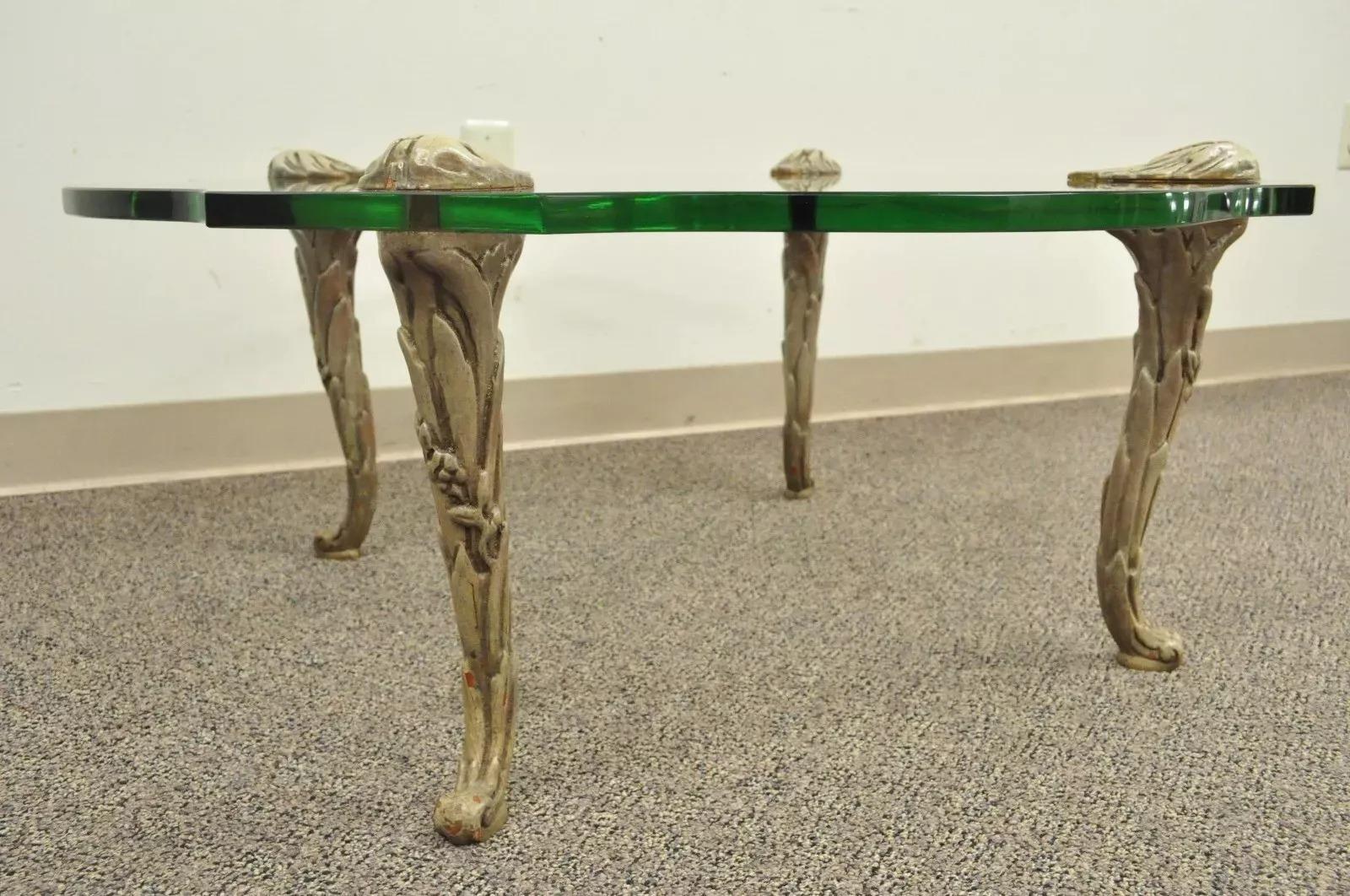 Inconnu Table basse vintage Hollywood Regency sculptée, pieds en faux bois et plateau en verre en vente