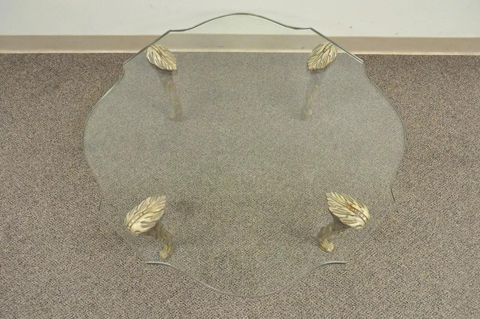 20ième siècle Table basse vintage Hollywood Regency sculptée, pieds en faux bois et plateau en verre en vente