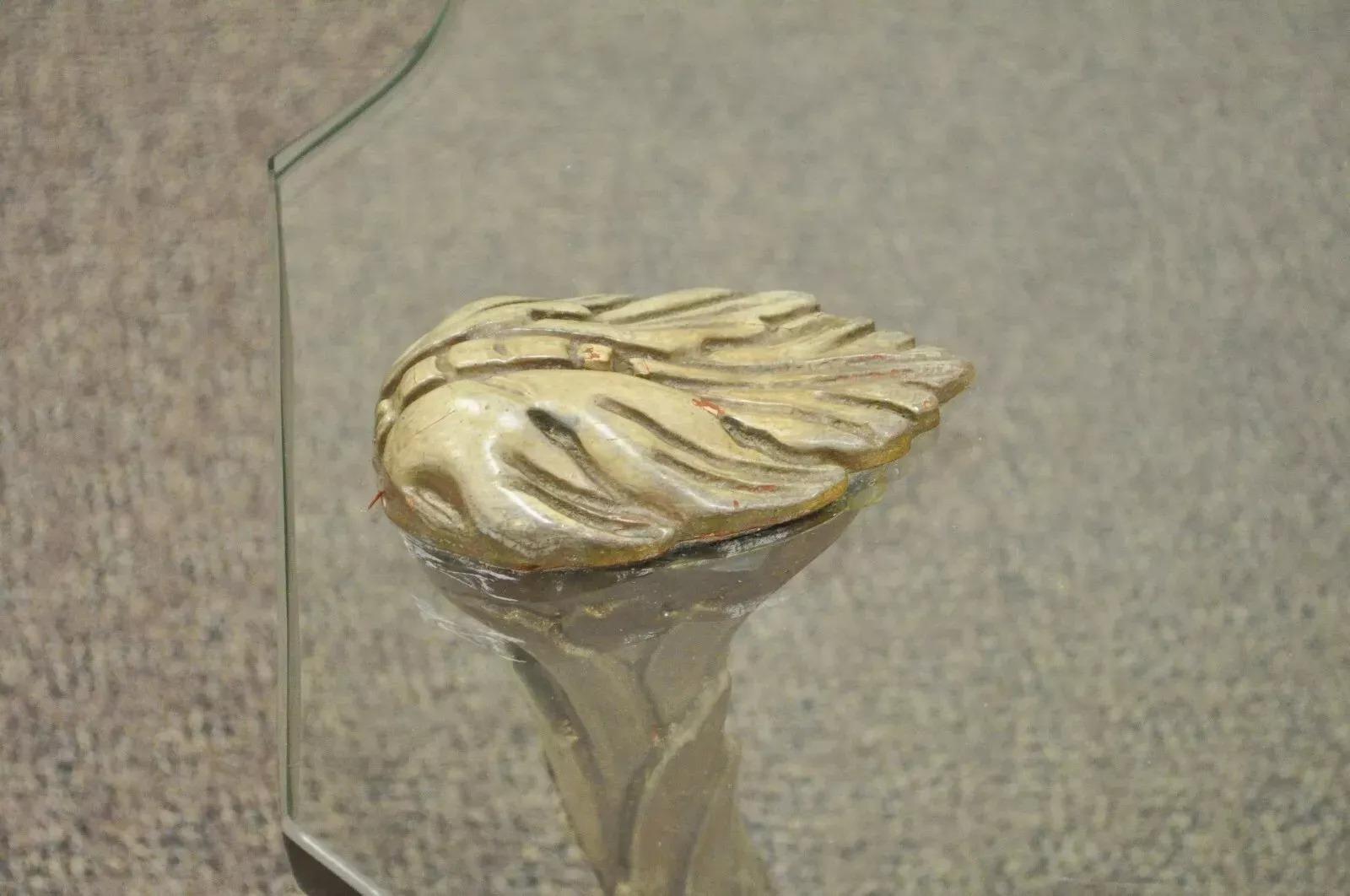 Verre Table basse vintage Hollywood Regency sculptée, pieds en faux bois et plateau en verre en vente
