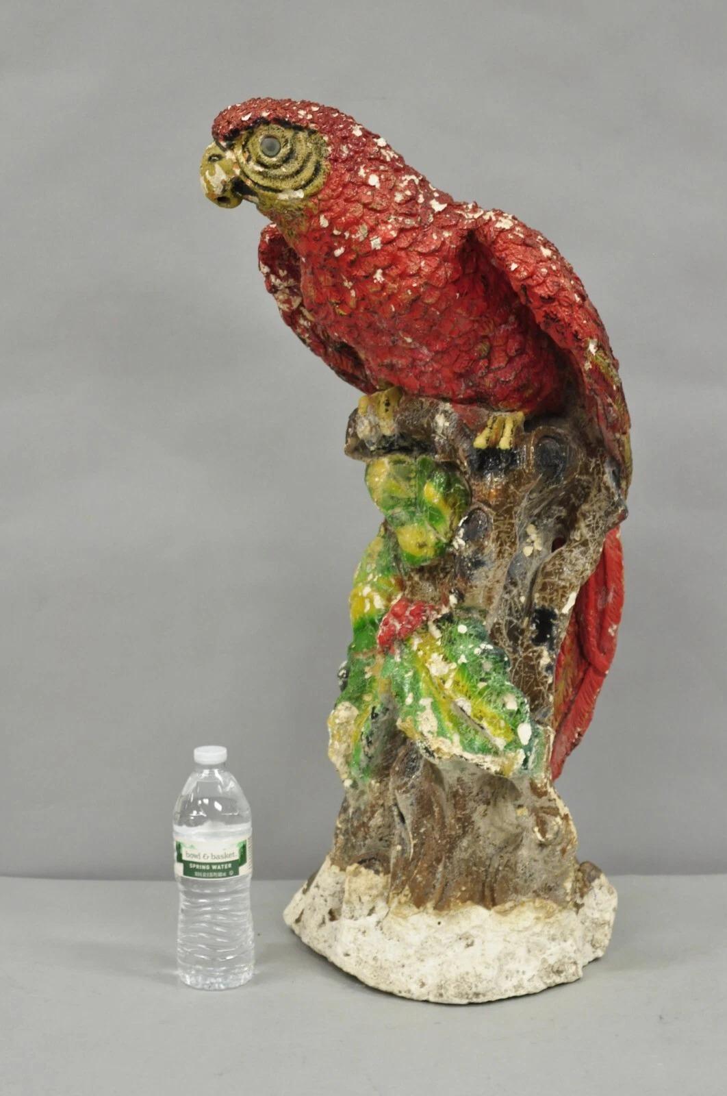 Scultura vintage di Hollywood Regency in gesso rosso, pappagallo tropicale Macaw, grande 29 pollici. Circa metà del XX secolo. Misure: 29