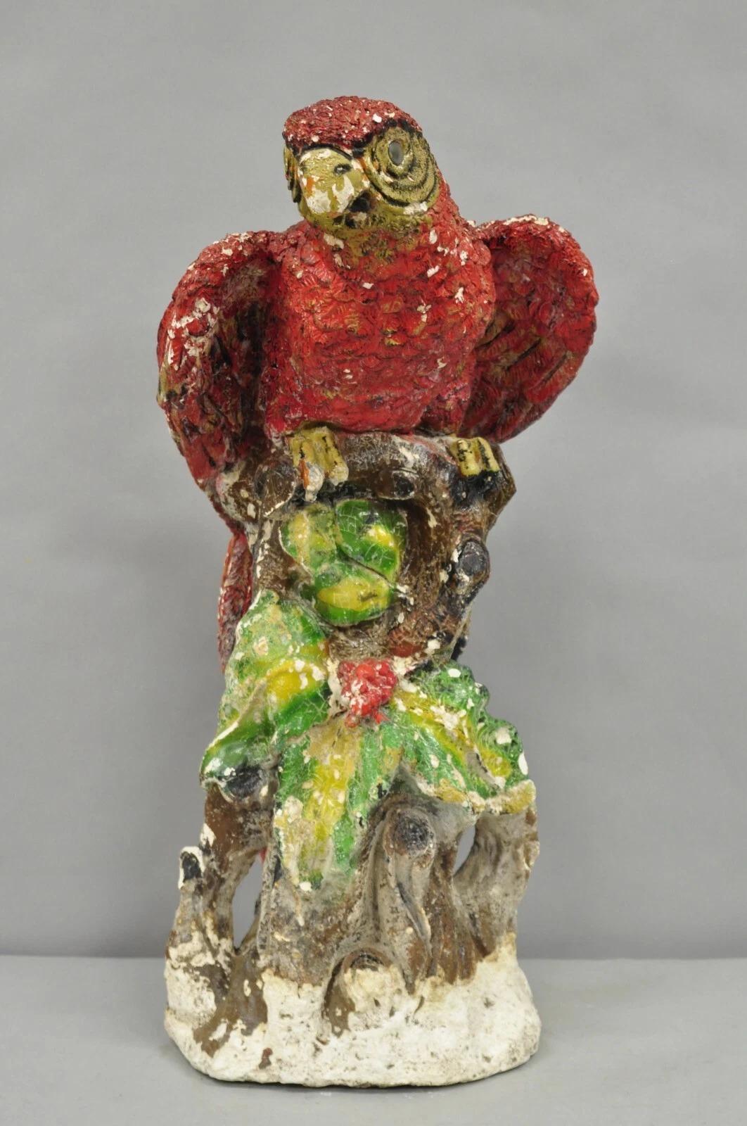 Sconosciuto Statua vintage di Hollywood Regency in gesso rosso di pappagallo tropicale Macaw da 29 pollici in vendita