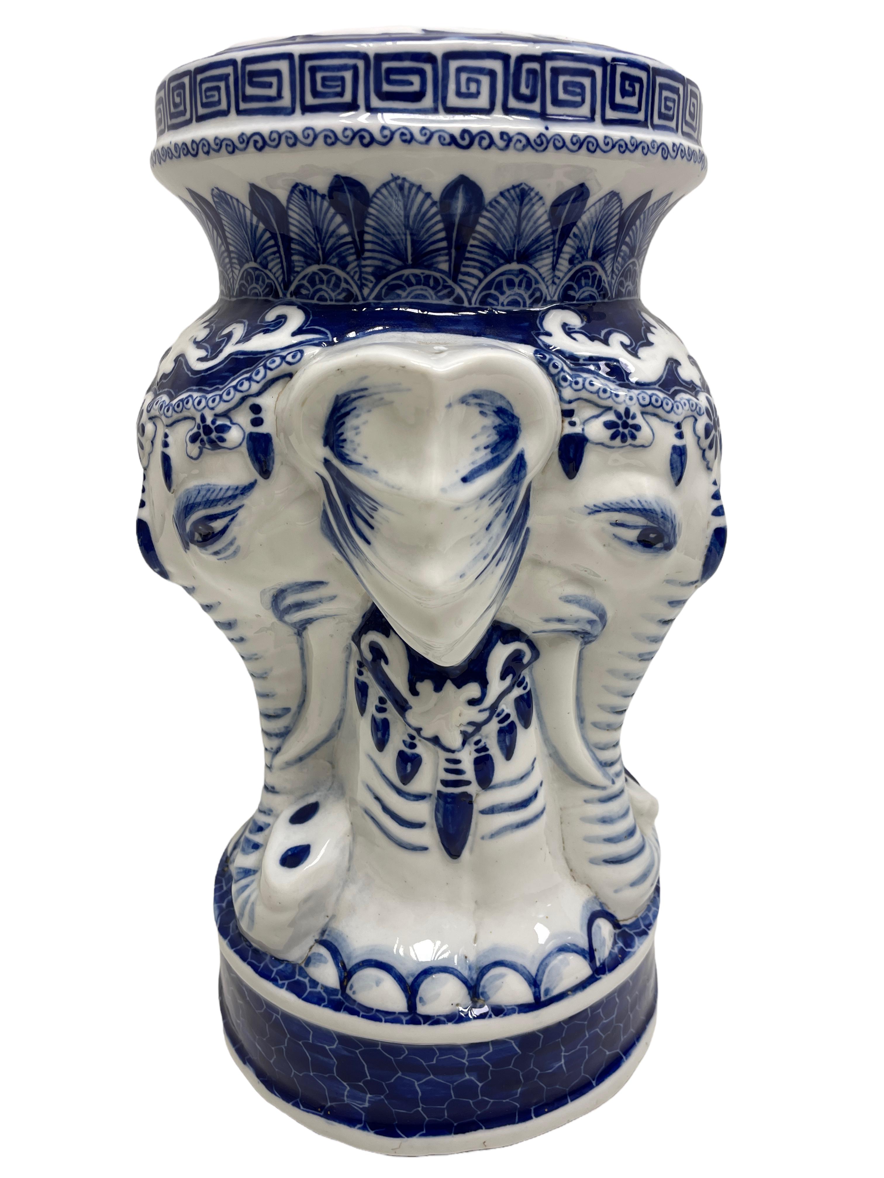 Petite Mitte des 20. Jahrhunderts glasierte Keramik Elefant Blumentopf Pflanzenständer Sitz oder Tisch. Handgefertigt aus Keramik. Eine schöne Ergänzung für Ihr Haus, Ihre Terrasse oder Ihren Garten.
 