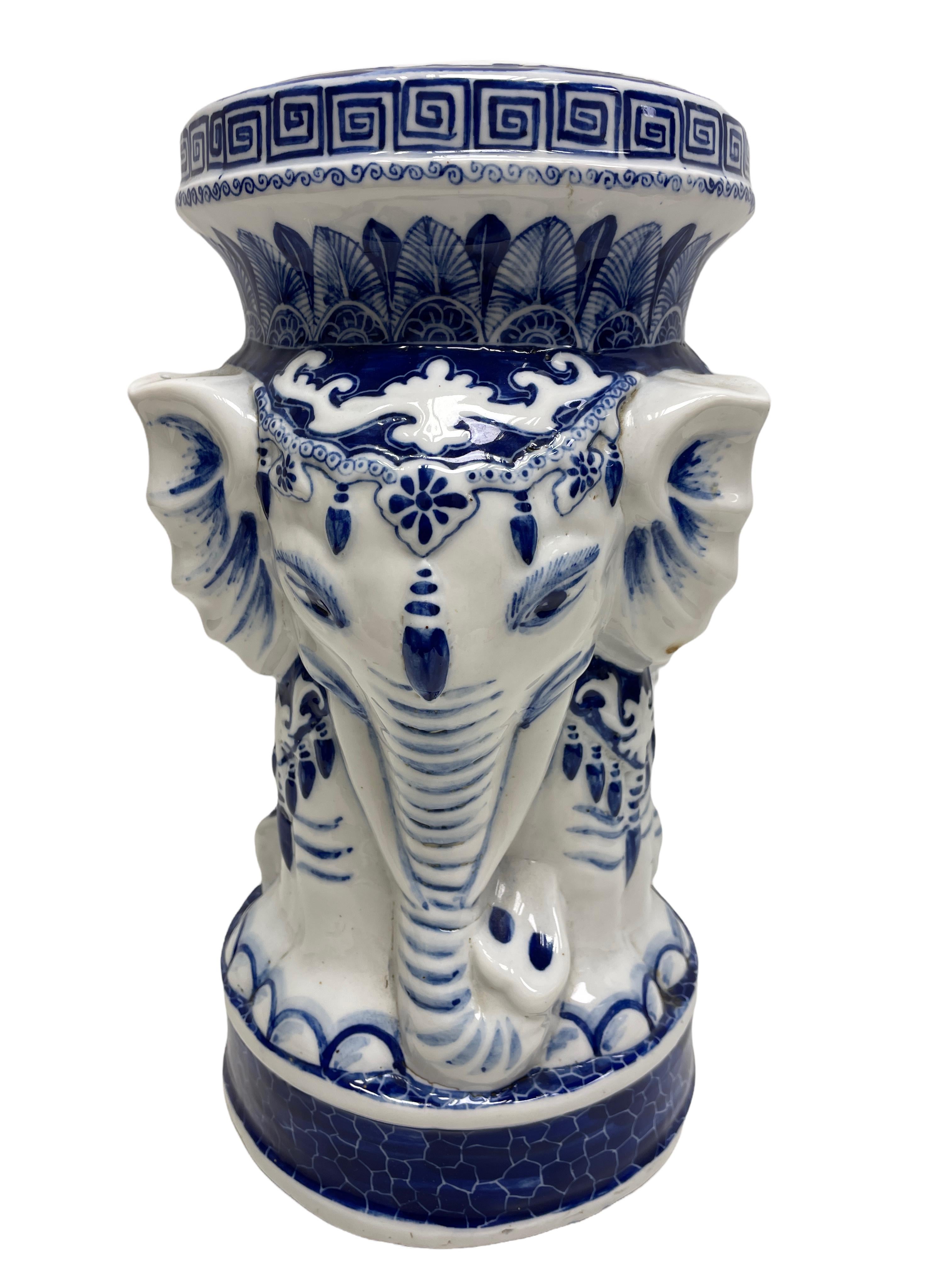 Chinesischer blau-weißer Elefantenhocker, Pflanzgefäßständer oder Sitz, Hollywood Regency (Deutsch) im Angebot