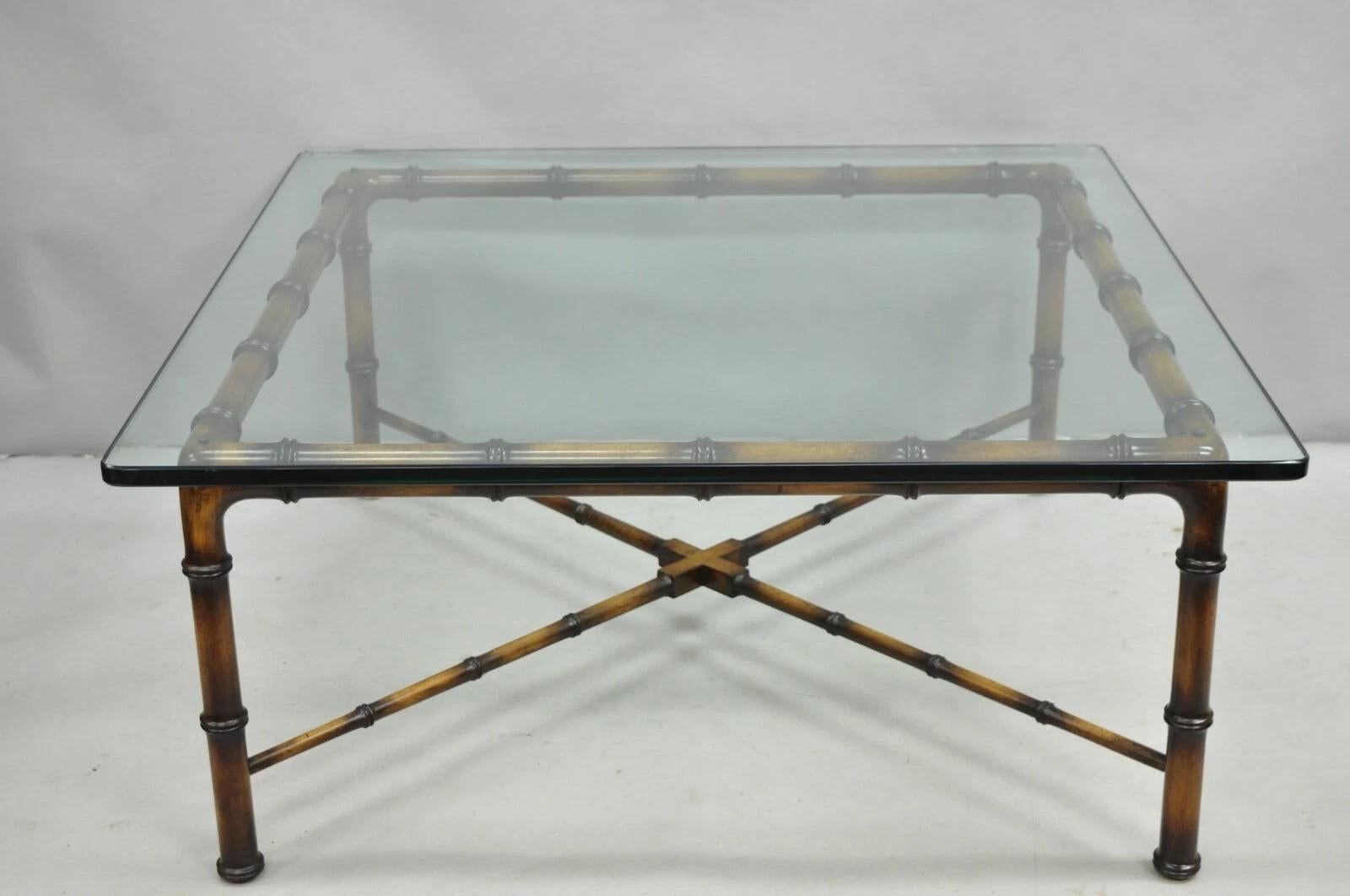 Mesa de centro cuadrada Vintage Hollywood Regency Chinese Chippendale Faux Bamboo. El artículo tiene una base de madera tallada, tapa de cristal grueso con esquinas redondeadas, gran estilo y forma. Mediados del siglo XX. Medidas: 18