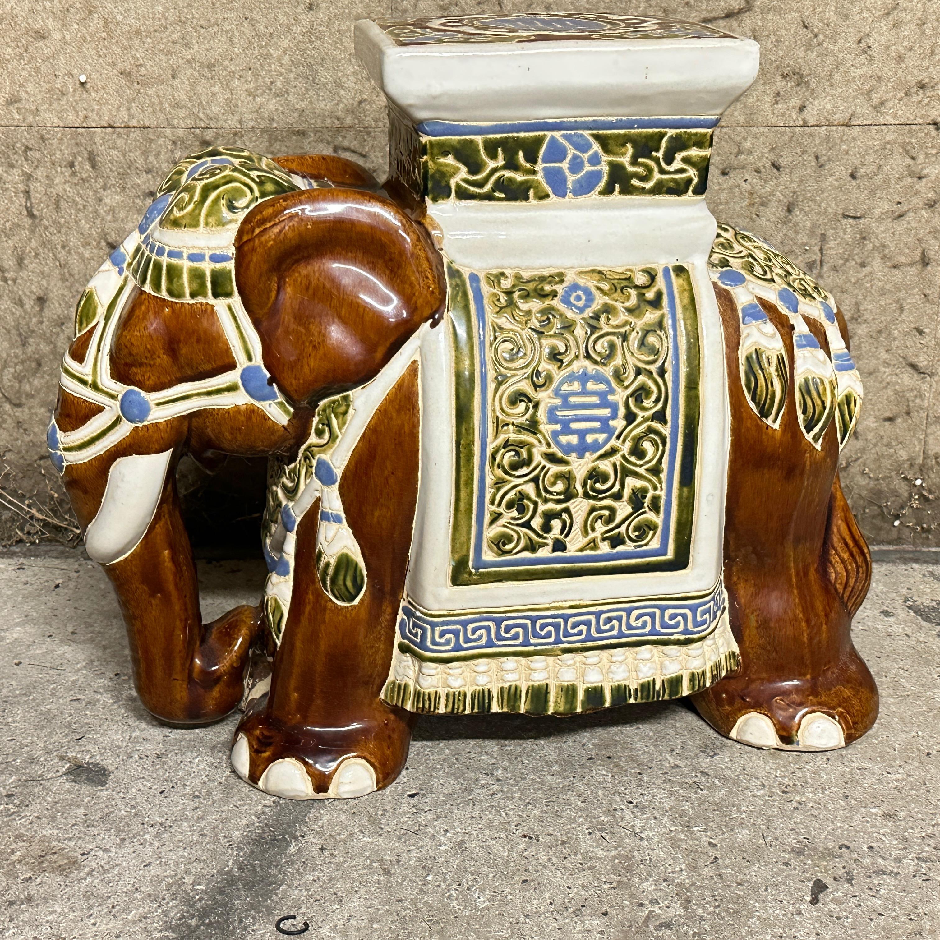 Allemand Vieux support de jardin chinois en forme d'éléphant de style Hollywood Regency en vente