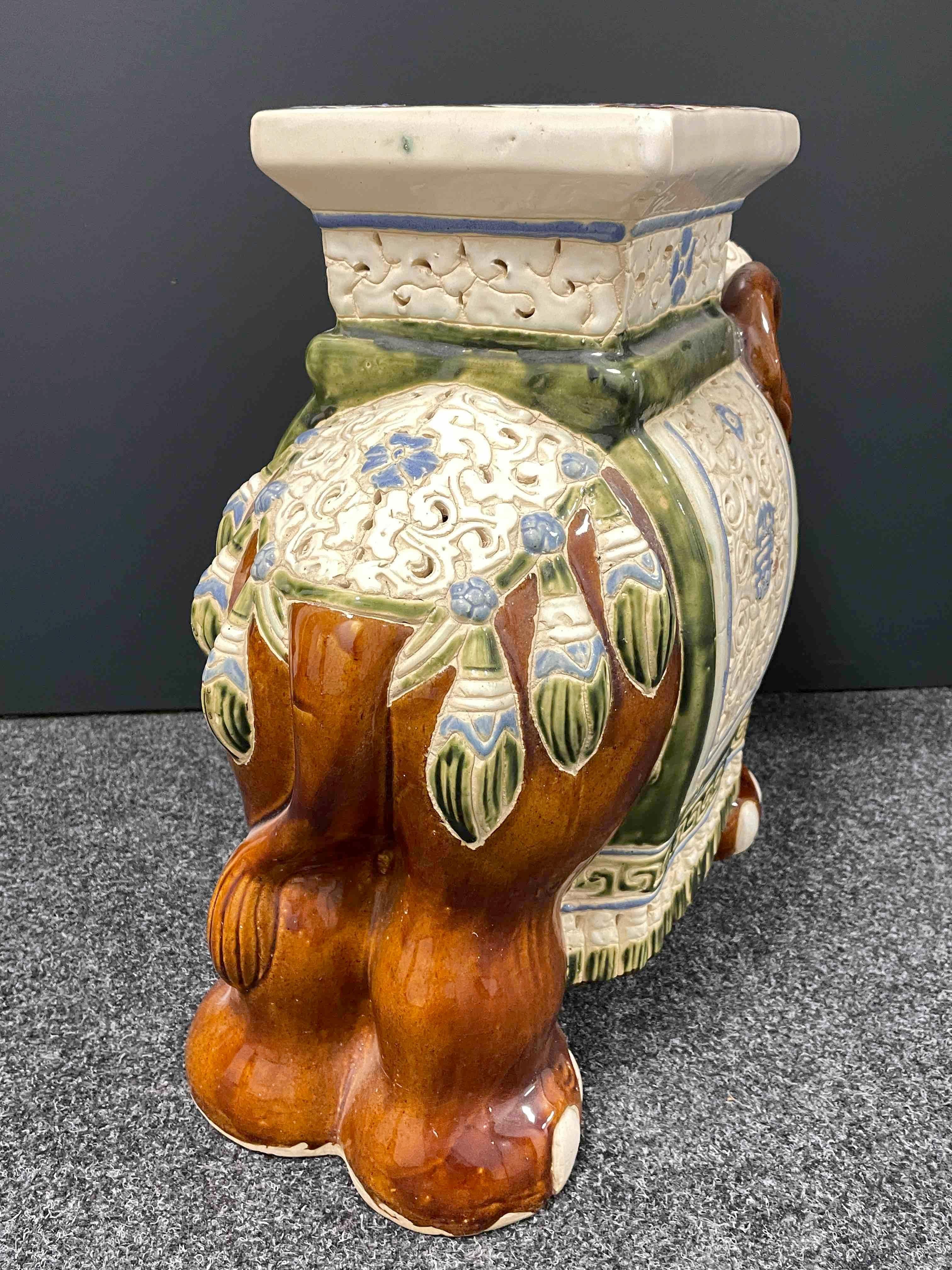 Chinesischer Elefant-Garten-Pflanzgefäßständer im Hollywood-Regency-Stil (Keramik) im Angebot