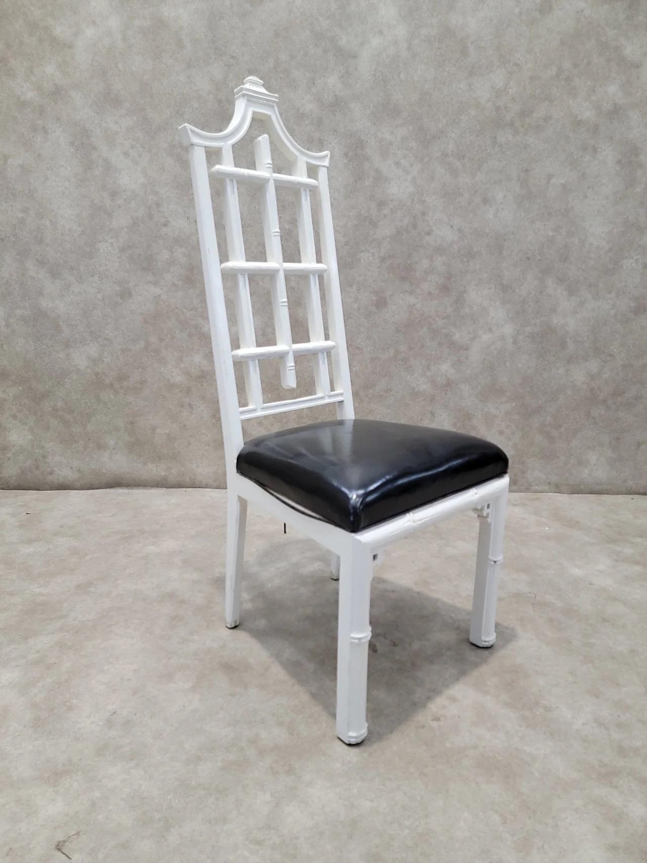 Vintage Hollywood Regency Chinese Pagoda Style Weiß lackiert mit Ledersitz Chippendale Side Chair

Akzentuieren Sie Ihren Raum mit diesem Beistellstuhl im chinesischen Pagodenstil. Der Stuhl hat ein weiß lackiertes Holzgestell und ein originales