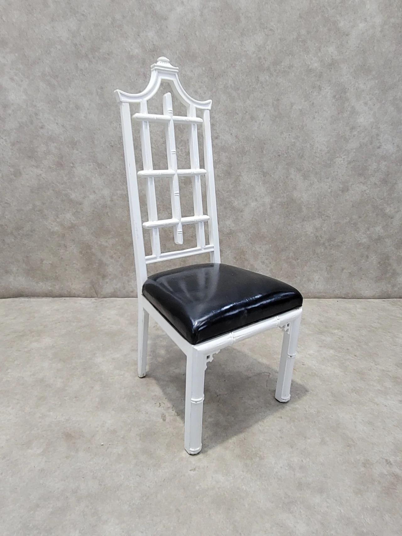 Chinesischer Vintage Hollywood-Regency-Stil im Pagodenstil, weiß lackiert, mit Ledersitz im Hollywood-Regency-Stil (Unbekannt) im Angebot