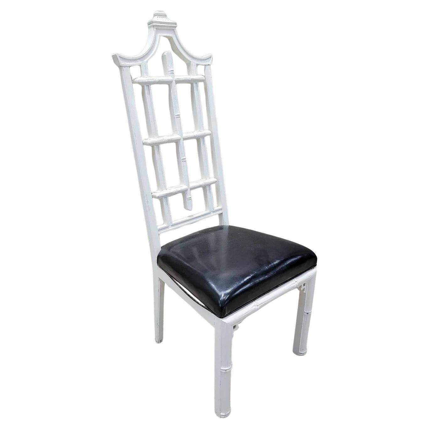 Chinesischer Vintage Hollywood-Regency-Stil im Pagodenstil, weiß lackiert, mit Ledersitz im Hollywood-Regency-Stil im Angebot