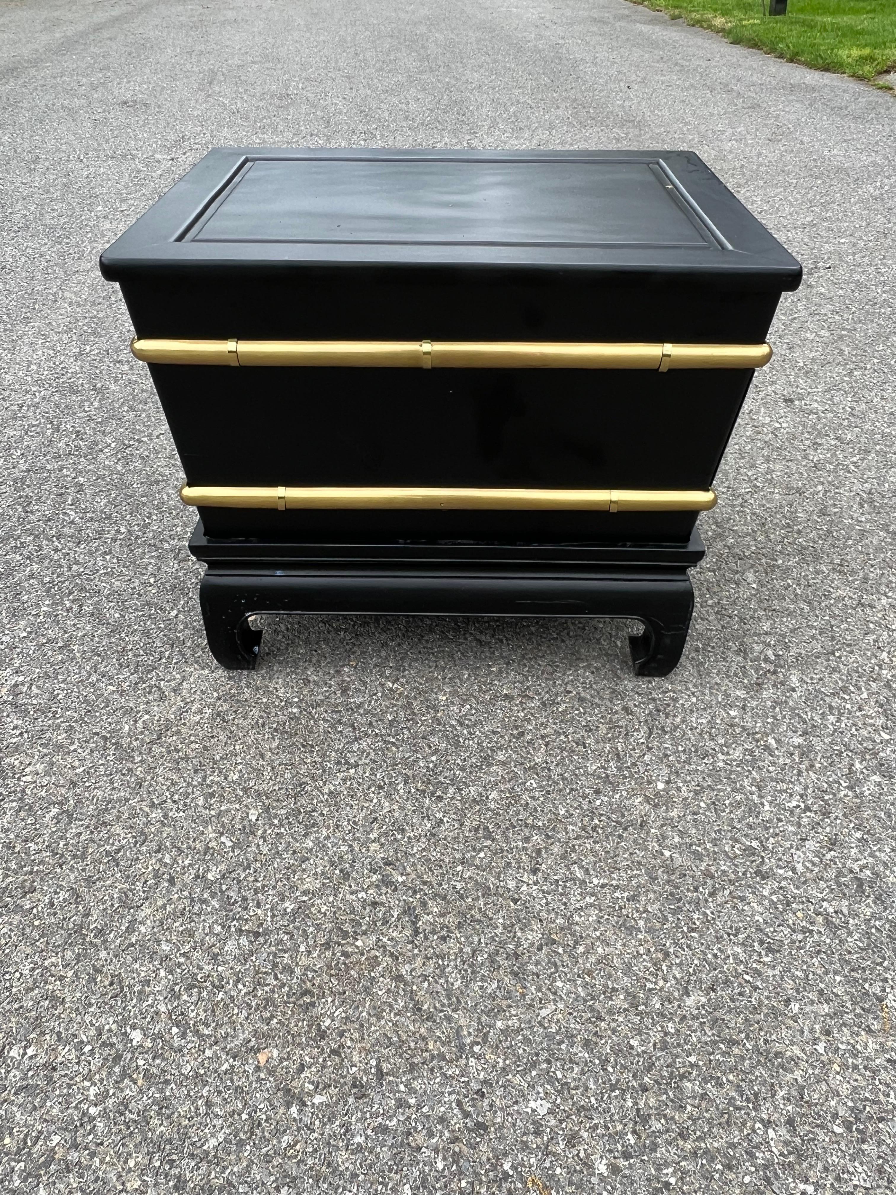 Vintage Hollywood Regency Chinoiserie Black Ebonized and Brass Bamboo Side Table In Good Condition For Sale In Fort Washington, MD