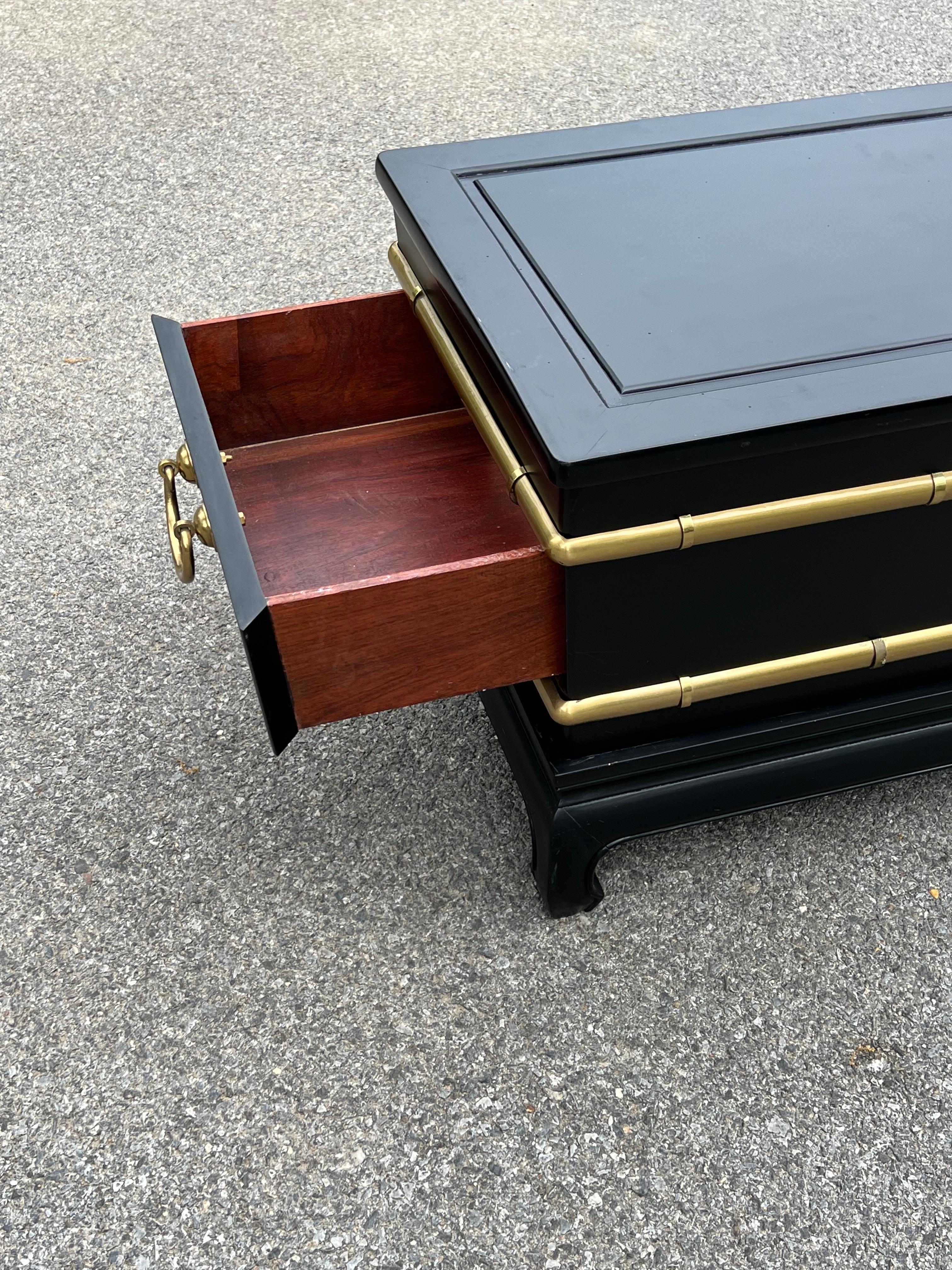 20th Century Vintage Hollywood Regency Chinoiserie Black Ebonized and Brass Bamboo Side Table For Sale