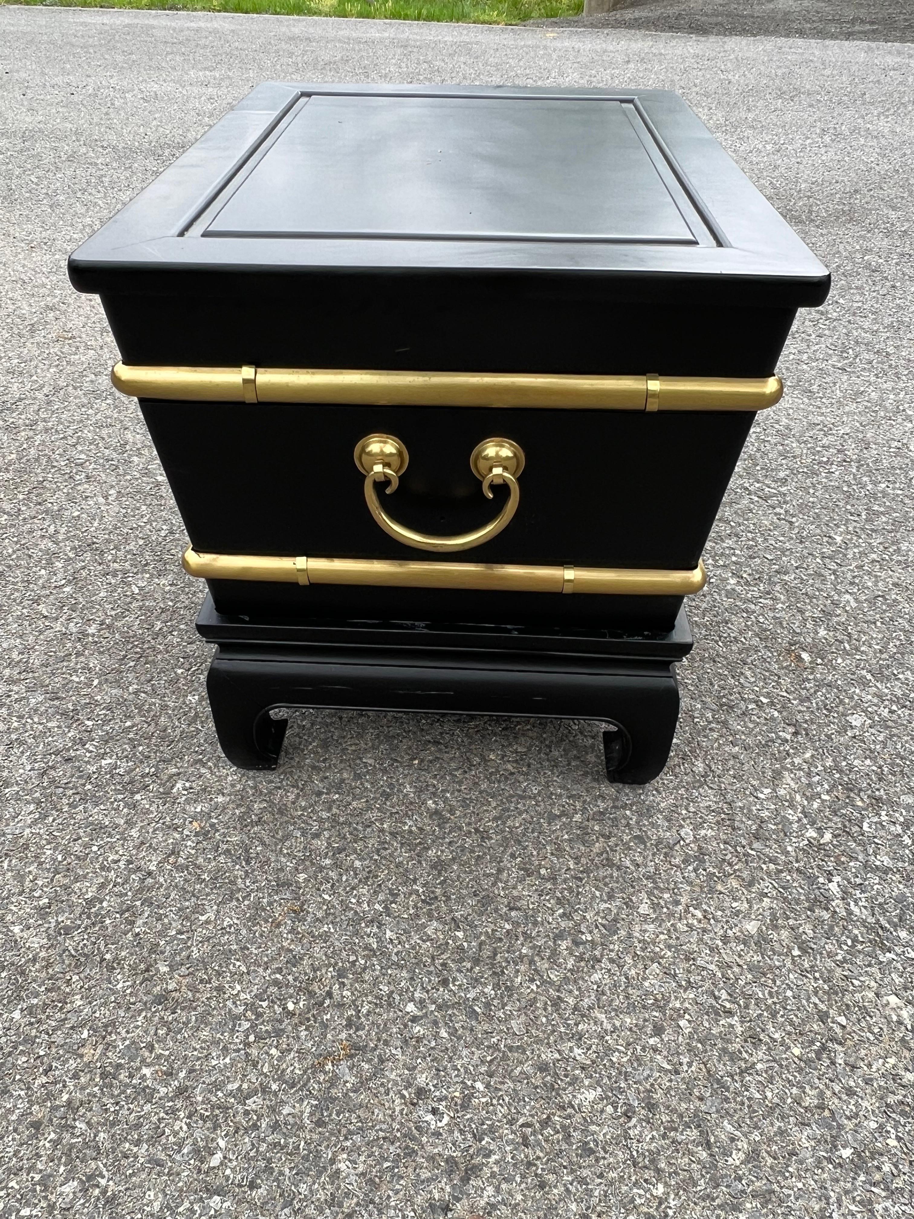 Wood Vintage Hollywood Regency Chinoiserie Black Ebonized and Brass Bamboo Side Table For Sale