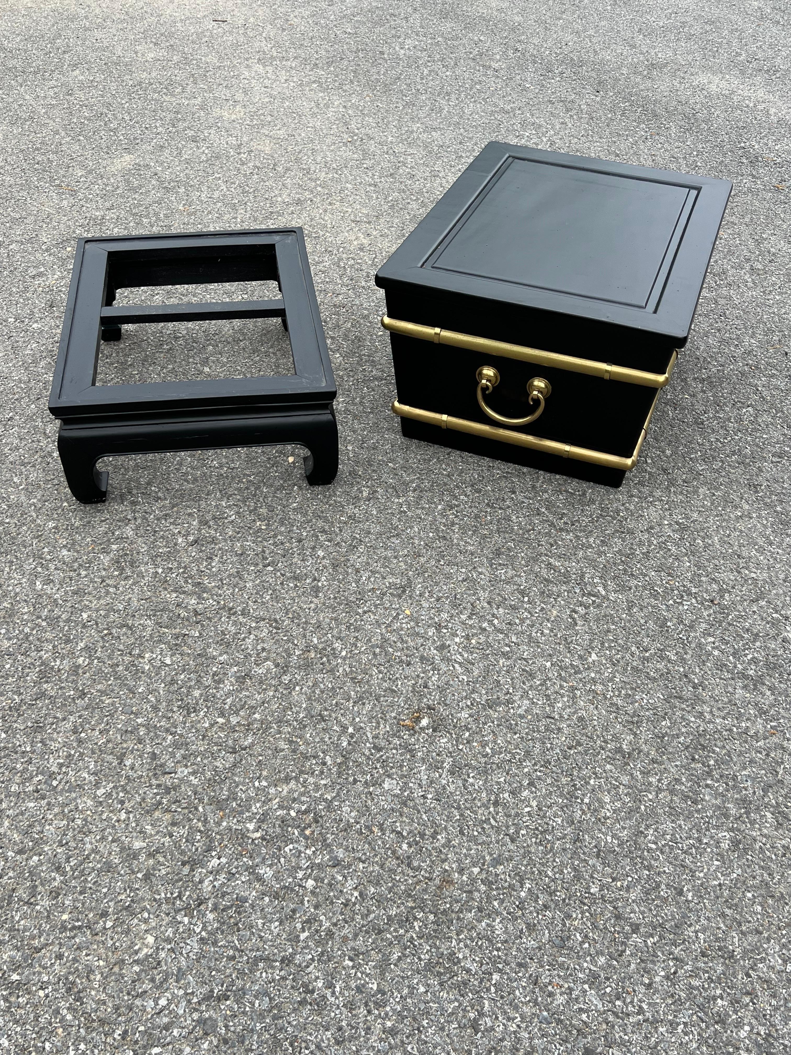 Vintage Hollywood Regency Chinoiserie Black Ebonized and Brass Bamboo Side Table For Sale 1
