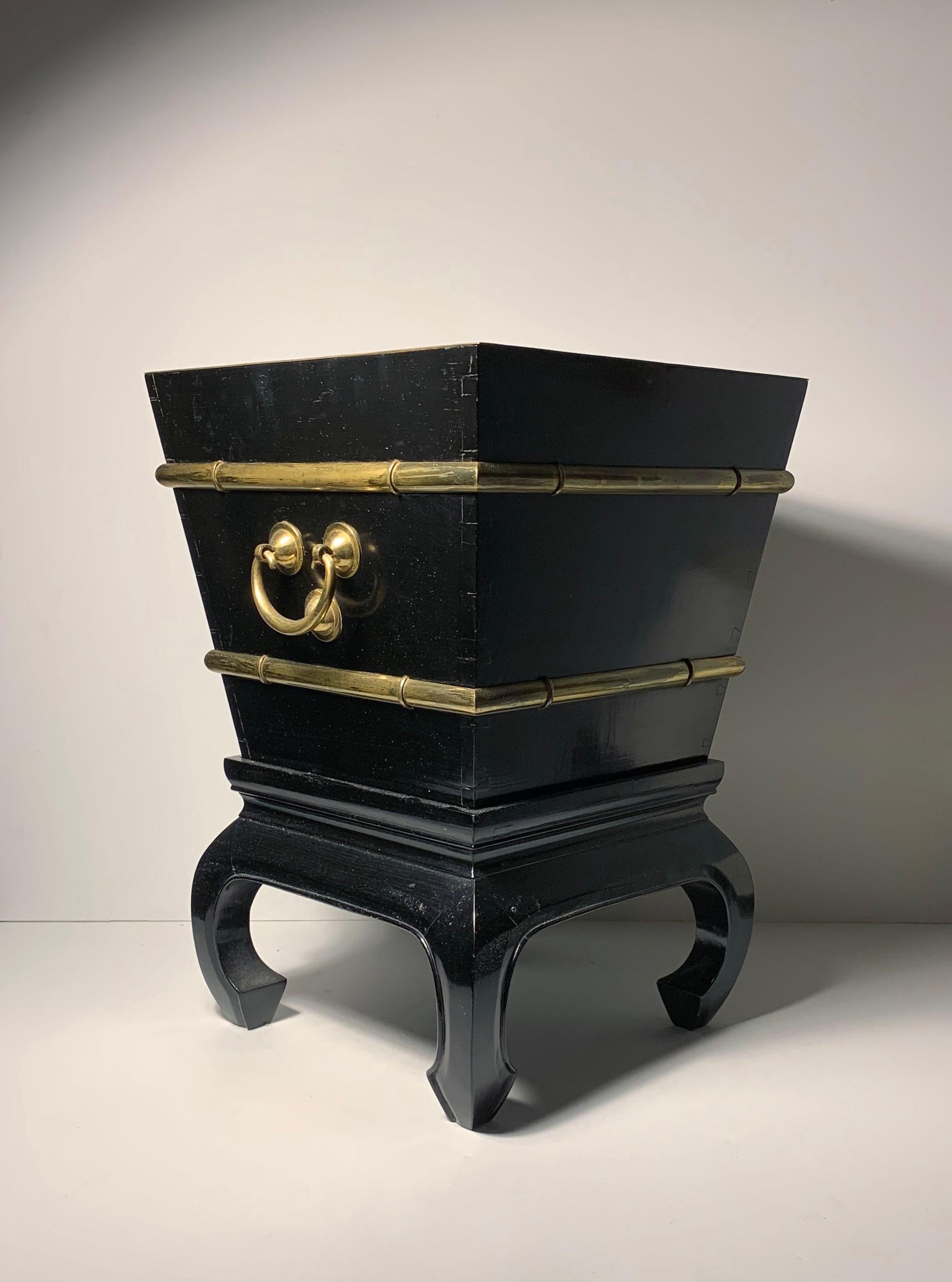 Vintage Hollywood Regency Planter in the Chinoiserie style. 

Style of Mastercraft

Removable aluminum insert

Can also be used as a small side table if adding a top.
