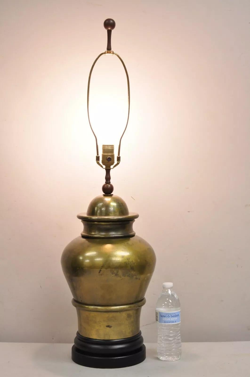 Vintage Hollywood Regency Chinoiserie Patinated Brass Large Ginger Jar Table Lamp. L'objet présente une forme en laiton lourd avec une patine souhaitable sur une base en bois ébonisé. Circa Late 20th Century. Dimensions : 36