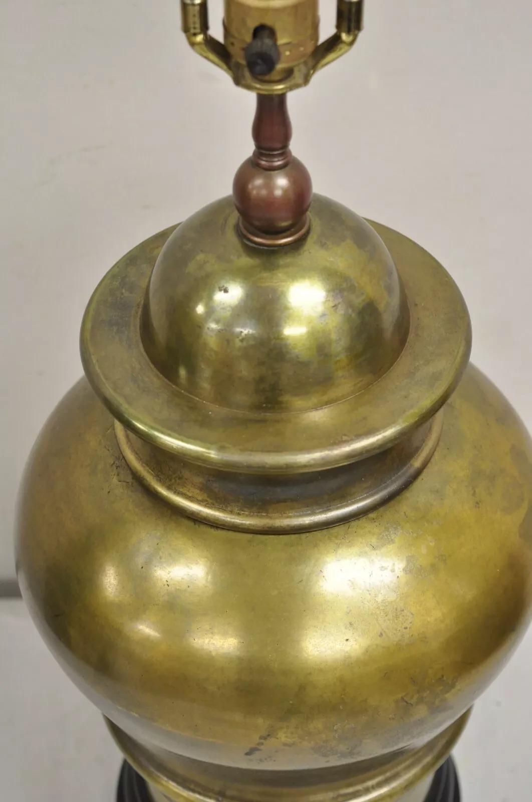 Lampe de table Vintage Hollywood Regency Chinoiserie en laiton patiné avec jarre à gingembre Bon état - En vente à Philadelphia, PA
