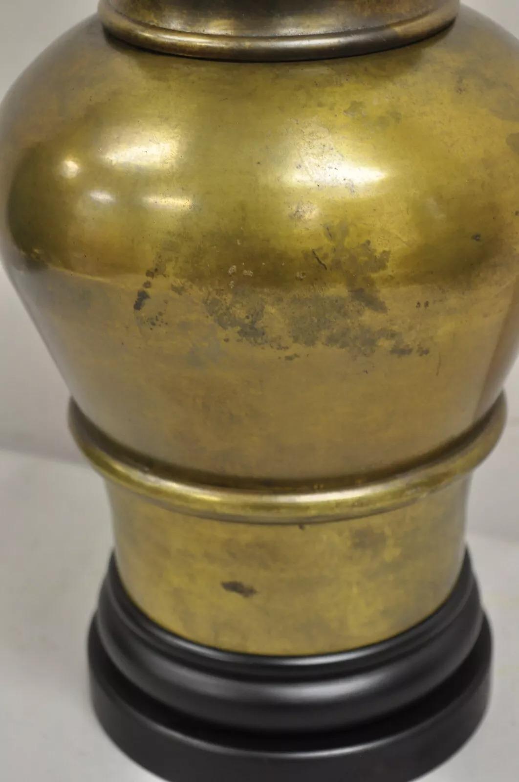 20ième siècle Lampe de table Vintage Hollywood Regency Chinoiserie en laiton patiné avec jarre à gingembre en vente