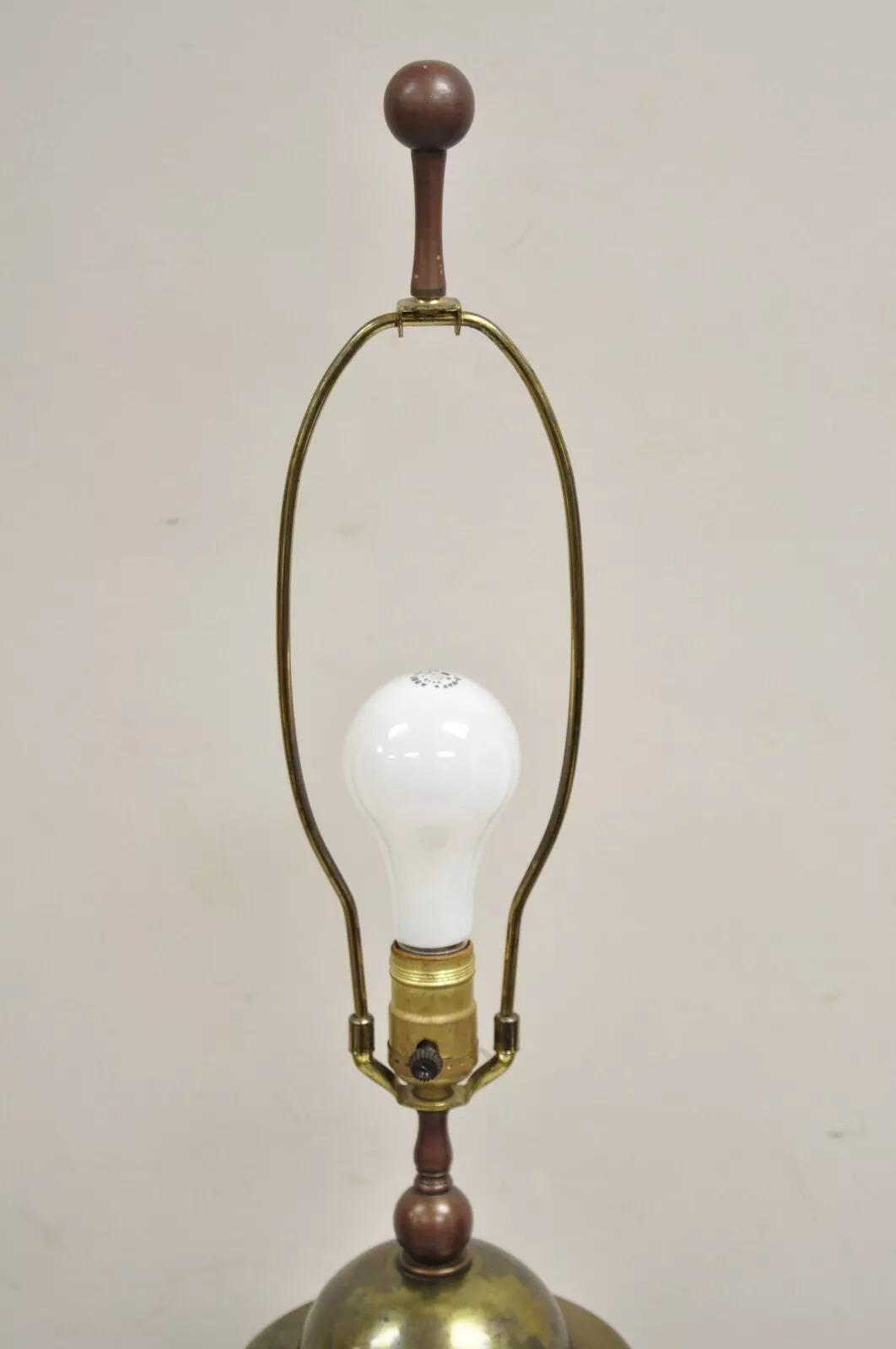 Laiton Lampe de table Vintage Hollywood Regency Chinoiserie en laiton patiné avec jarre à gingembre en vente