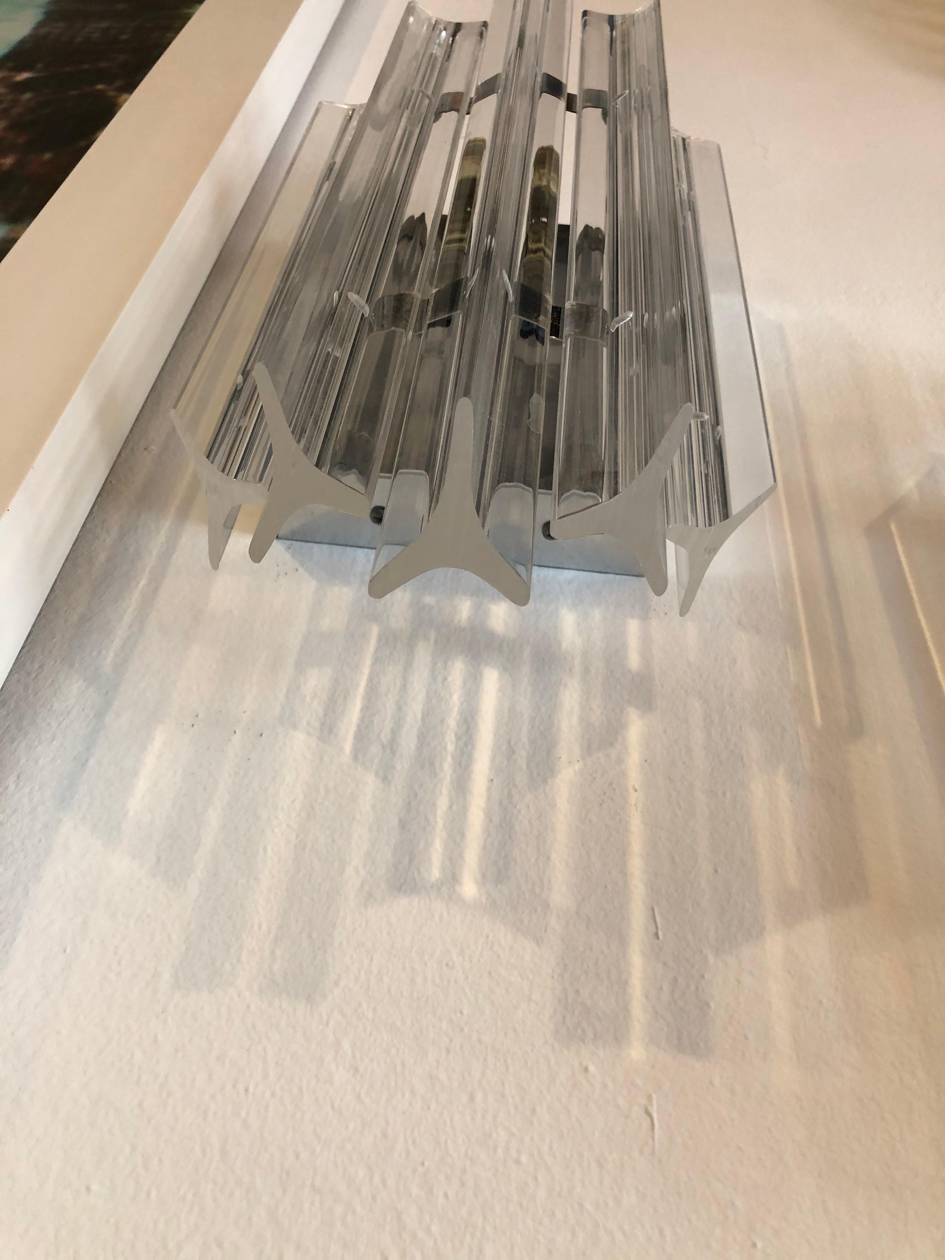 Coppia vintage Hollywood Regency di lampade da parete in cromo e lucite in vendita 2