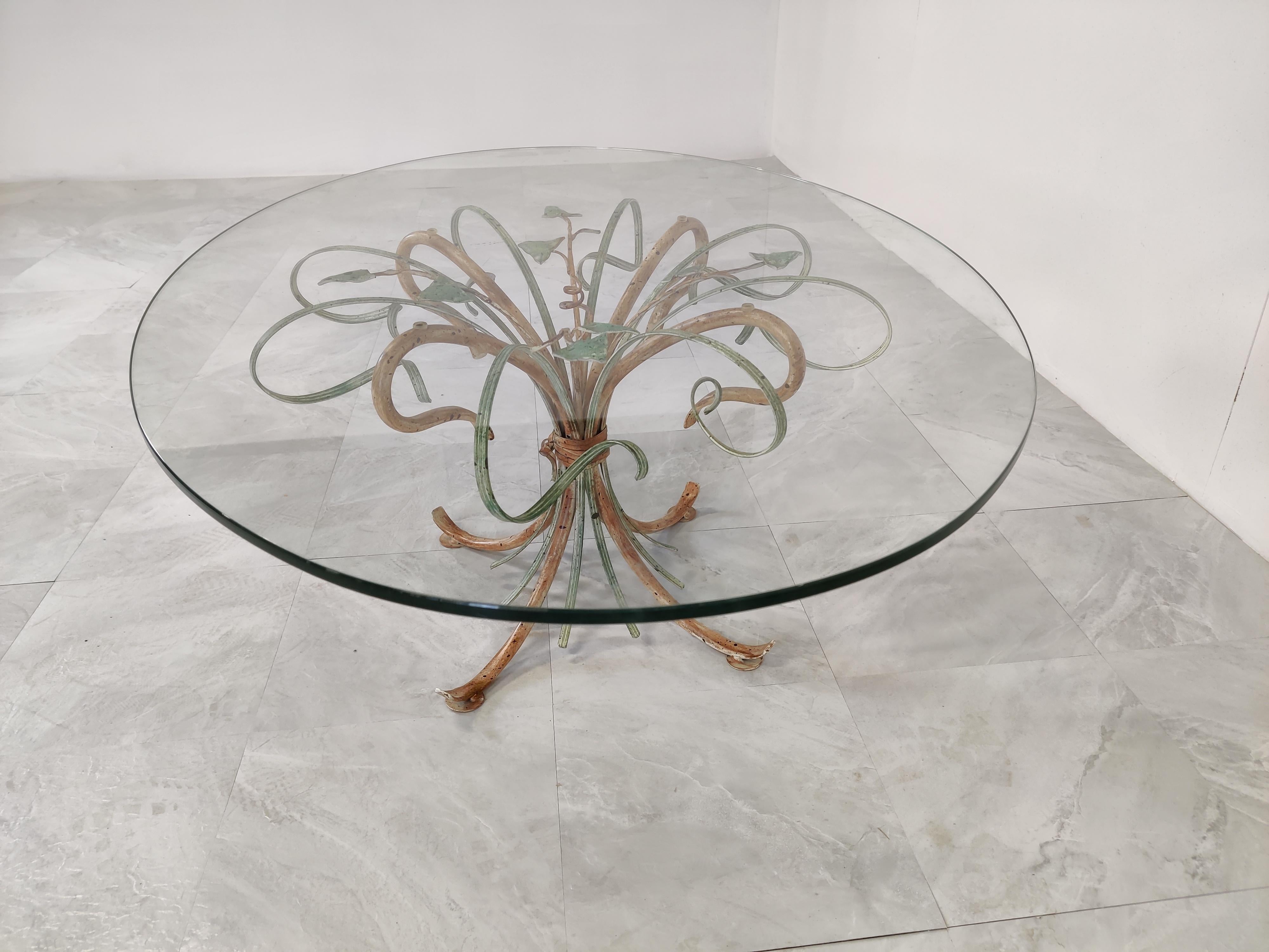Mid-Century Modern Hollywood Regency style coffee table with an clear oval glass top.

1970s - Italy

Good condition.

Dimensions:
Height: 42cm/17.71