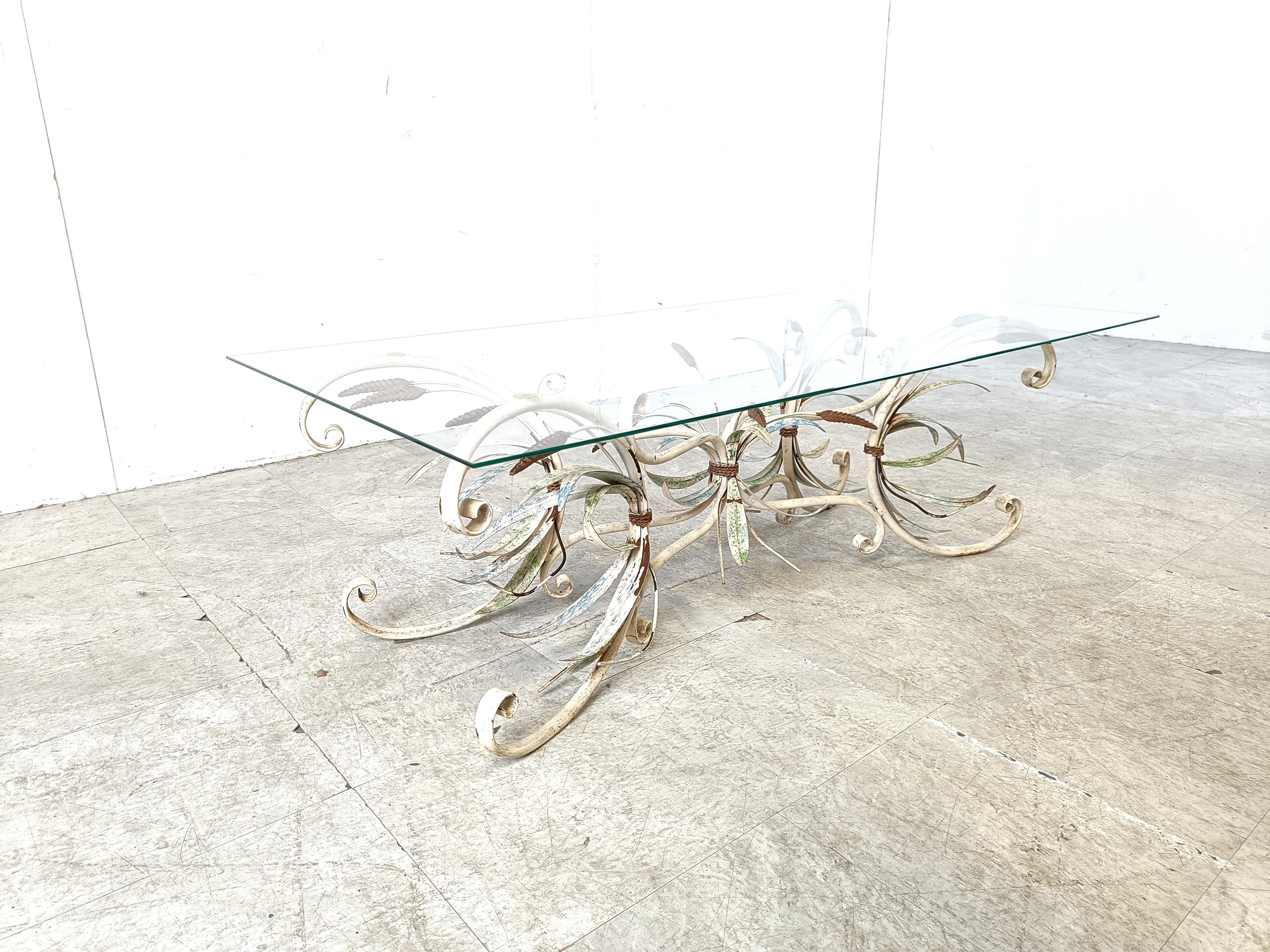 Table basse de style hollywood regency, moderne, du milieu du siècle, avec un plateau en verre transparent.

Années 1970 - Italie

Bon état.

Dimensions :
Hauteur : 40cm
Largeur : 120cm
Profondeur : 60cm

Réf. : 521347