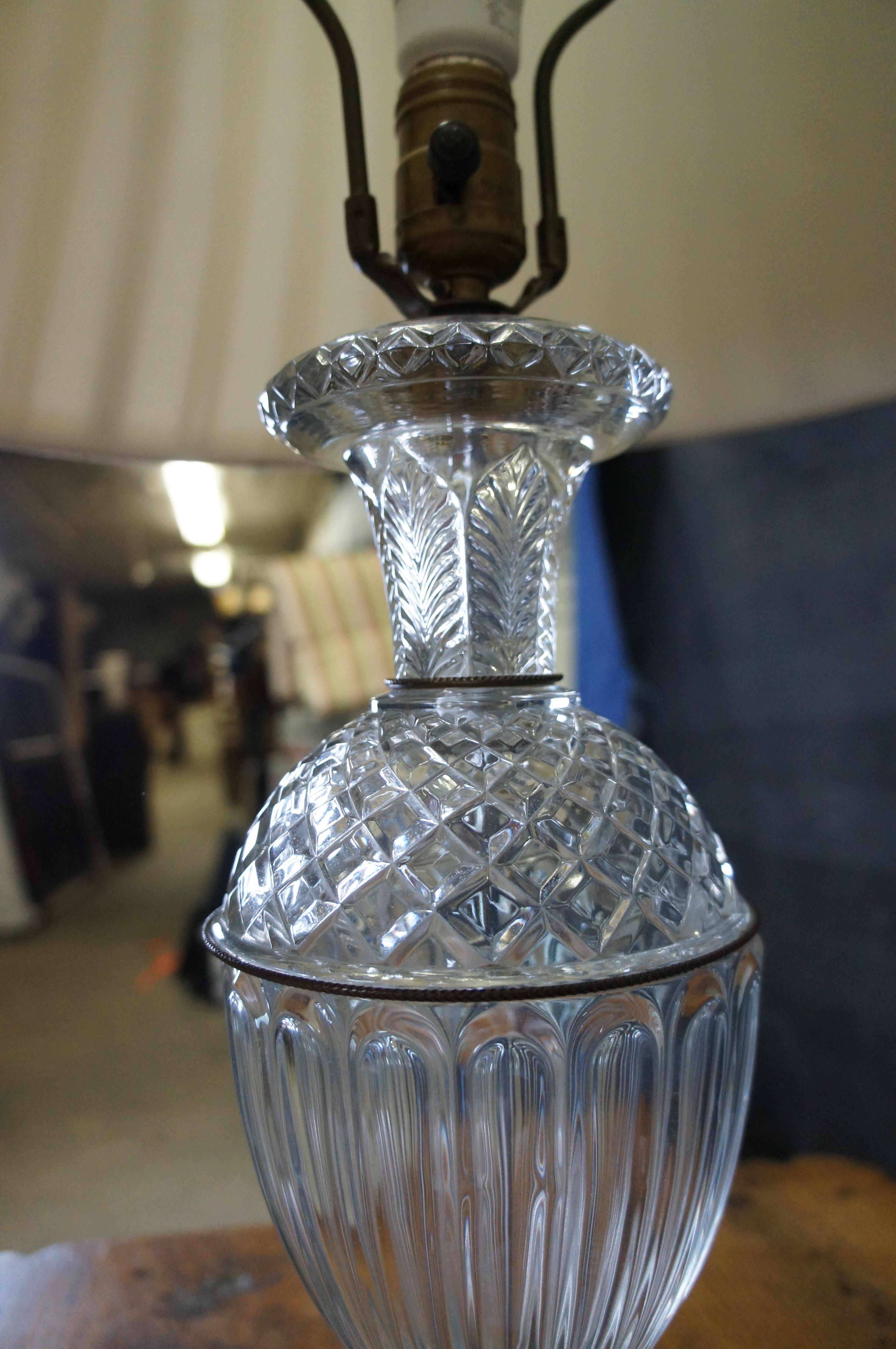 Lampe de table vintage Hollywood Regency avec trophée en cristal et urne de cheminée 29 pouces en vente 5