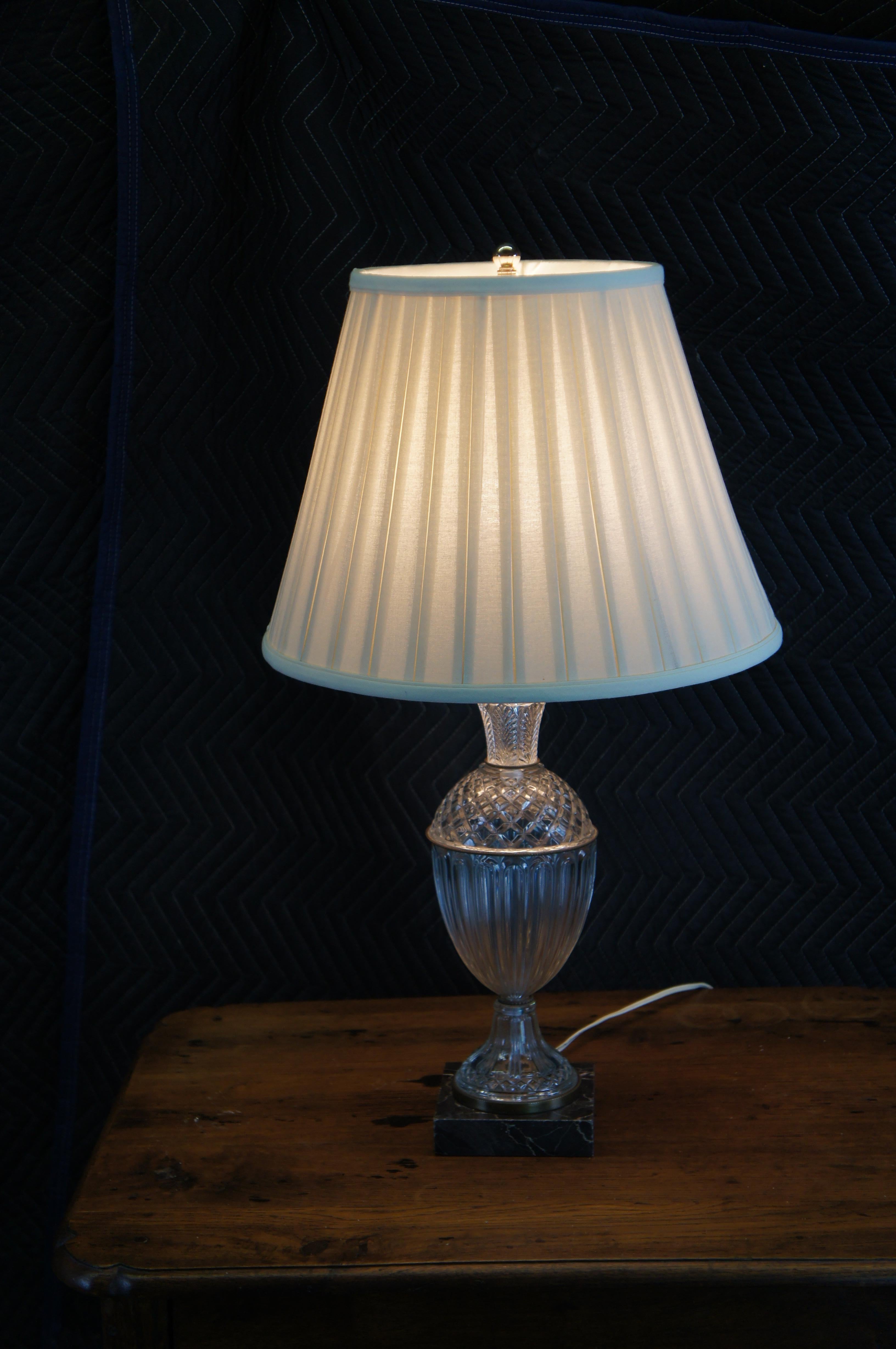 Lampe de table vintage Hollywood Regency avec trophée en cristal et urne de cheminée 29 pouces en vente 7