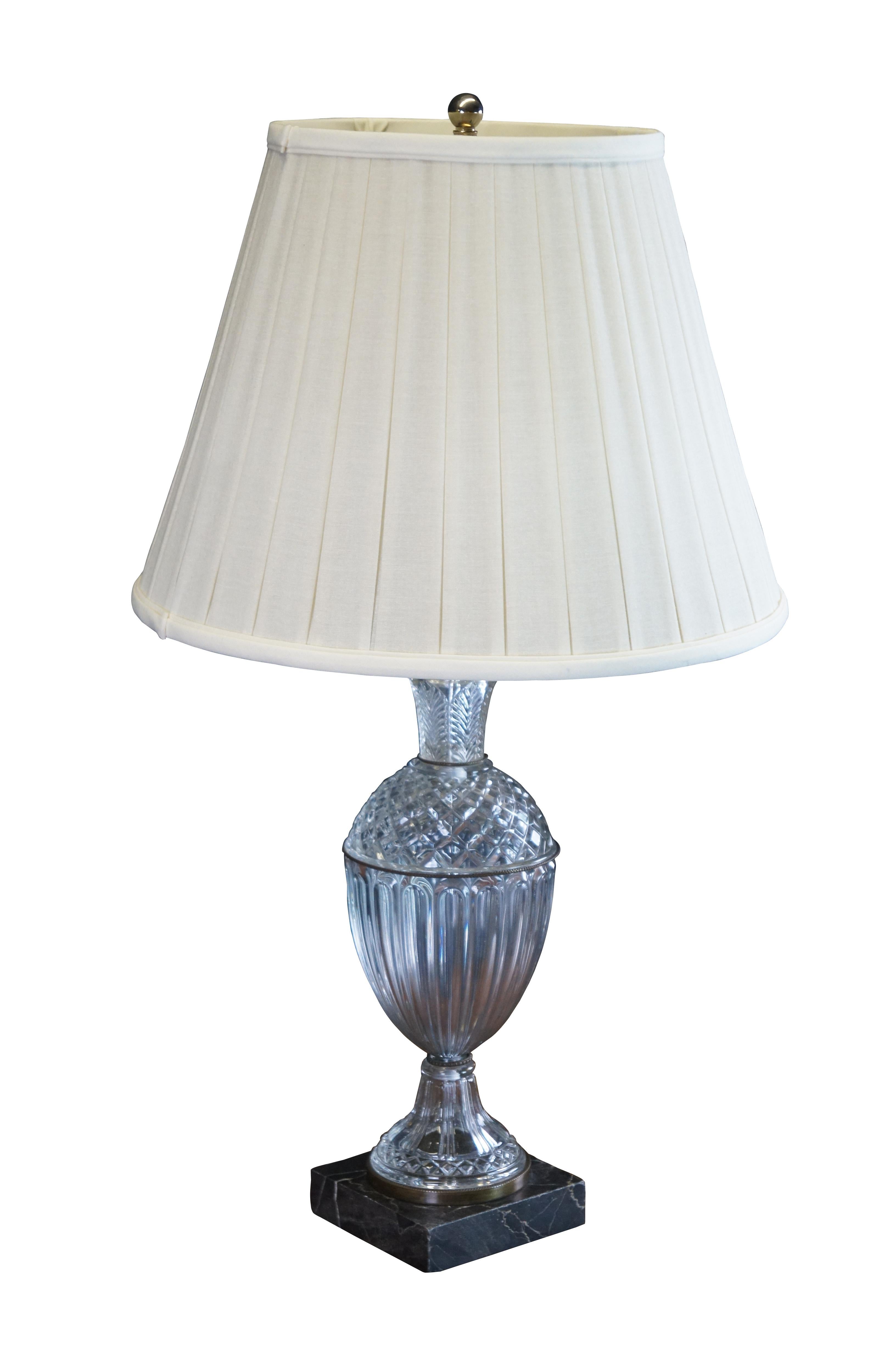 Lampe de table vintage en cristal Hollywood Regency représentant un trophée ou une urne de cheminée avec un sommet en forme d'ananas, une base sur pied montée sur un marbre noir et un abat-jour conique.

Dimensions :
29
