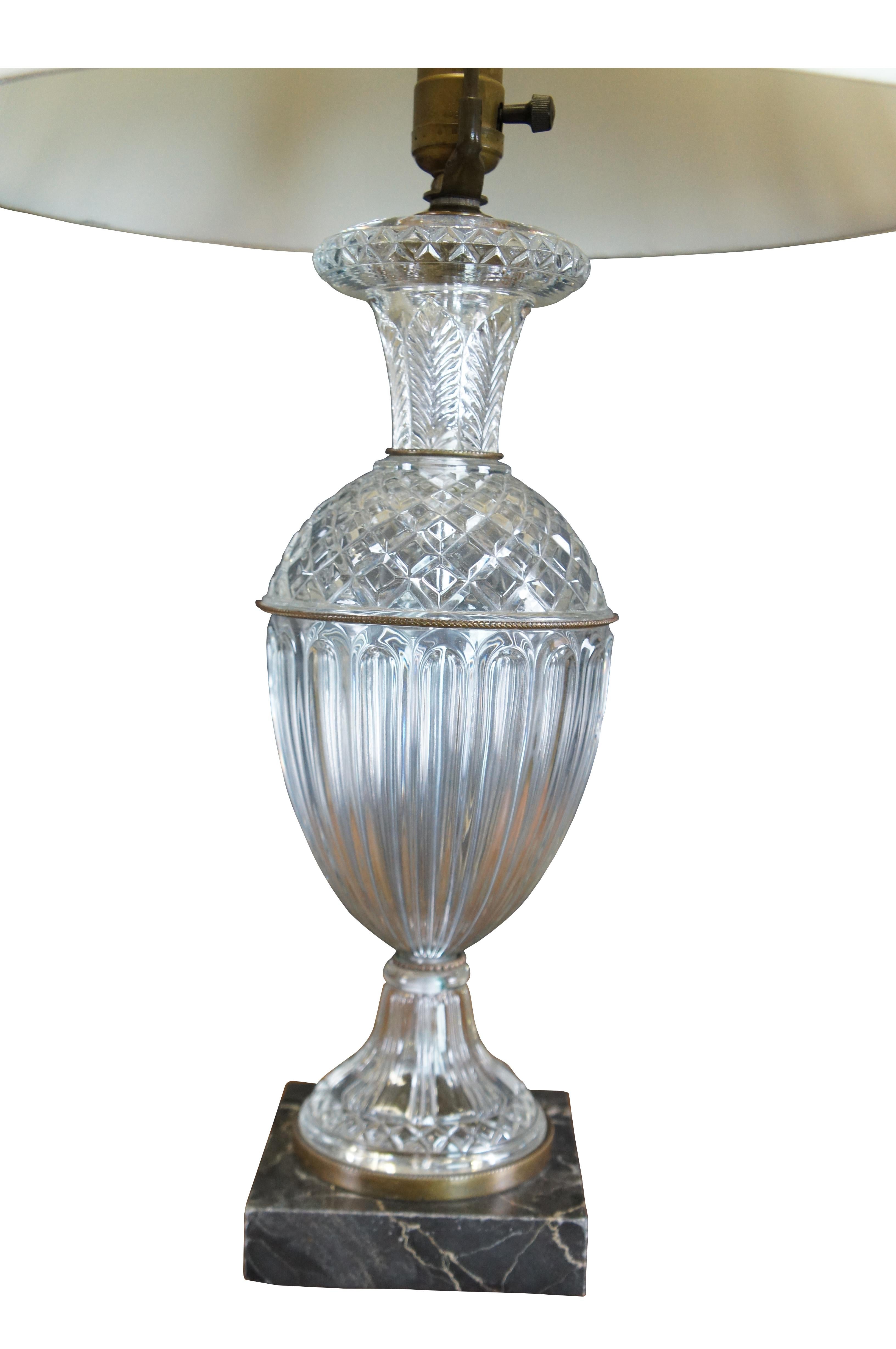 Lampe de table vintage Hollywood Regency avec trophée en cristal et urne de cheminée 29 pouces État moyen - En vente à Dayton, OH