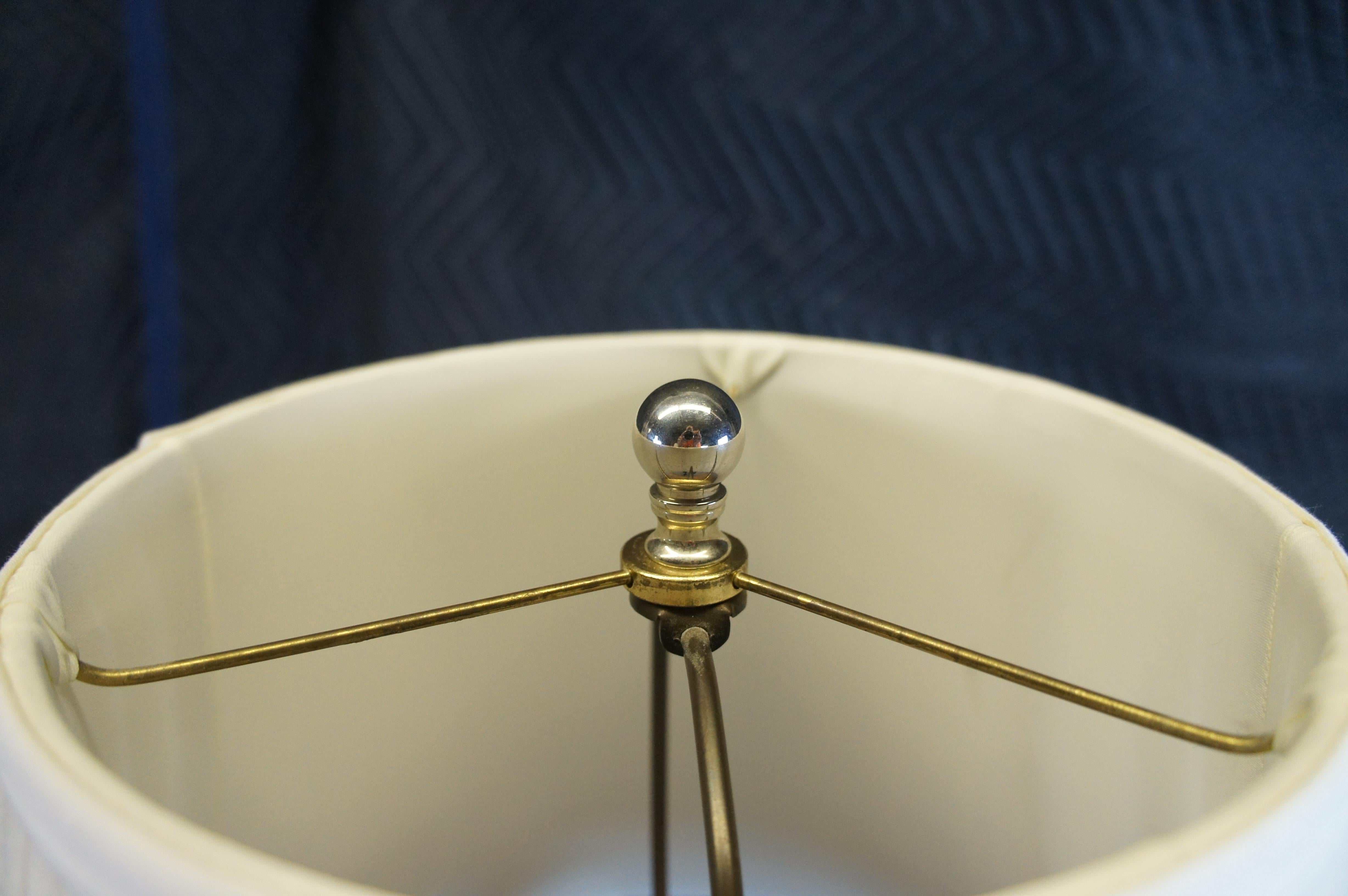 20ième siècle Lampe de table vintage Hollywood Regency avec trophée en cristal et urne de cheminée 29 pouces en vente