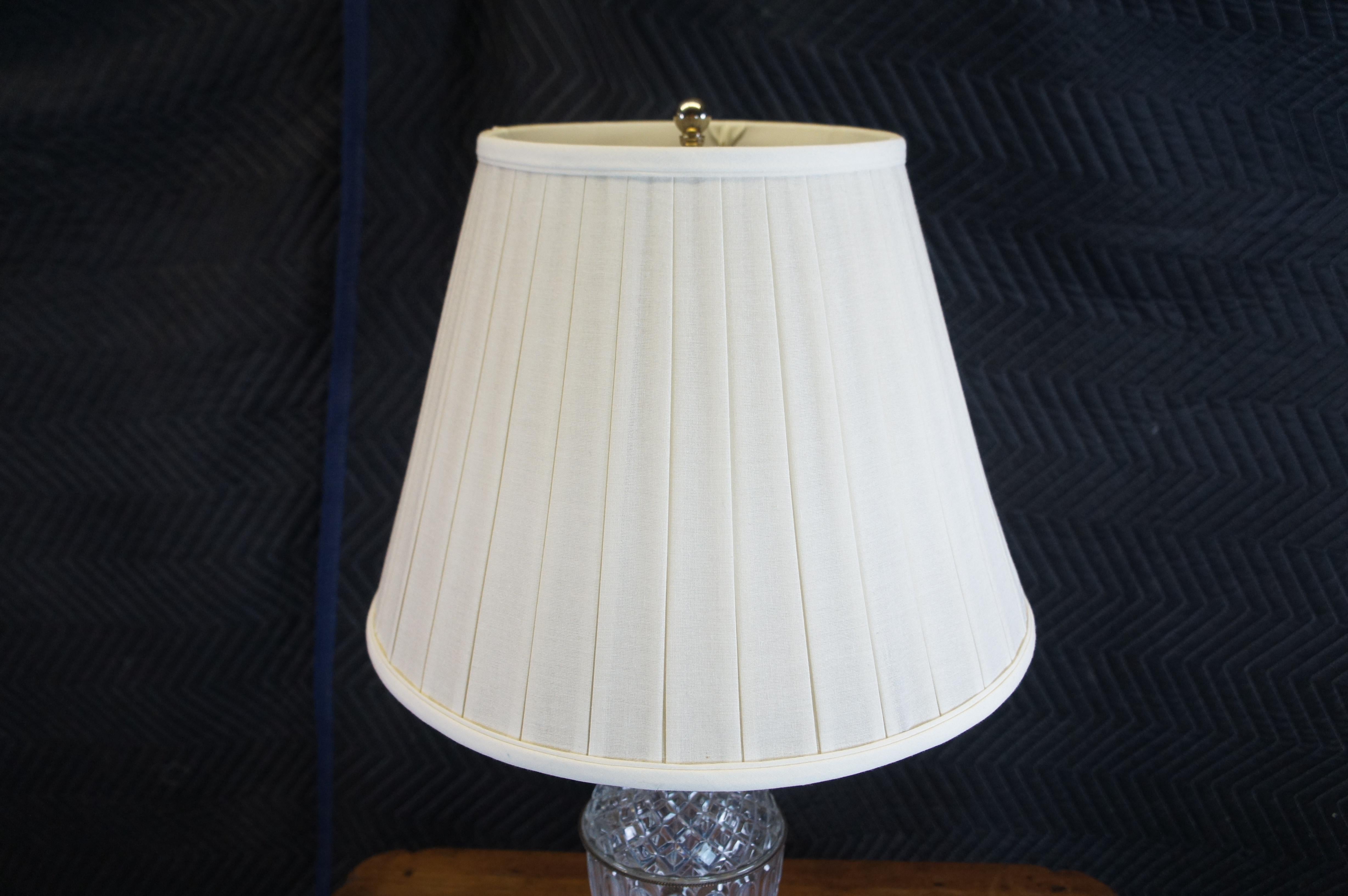 Cristal Lampe de table vintage Hollywood Regency avec trophée en cristal et urne de cheminée 29 pouces en vente