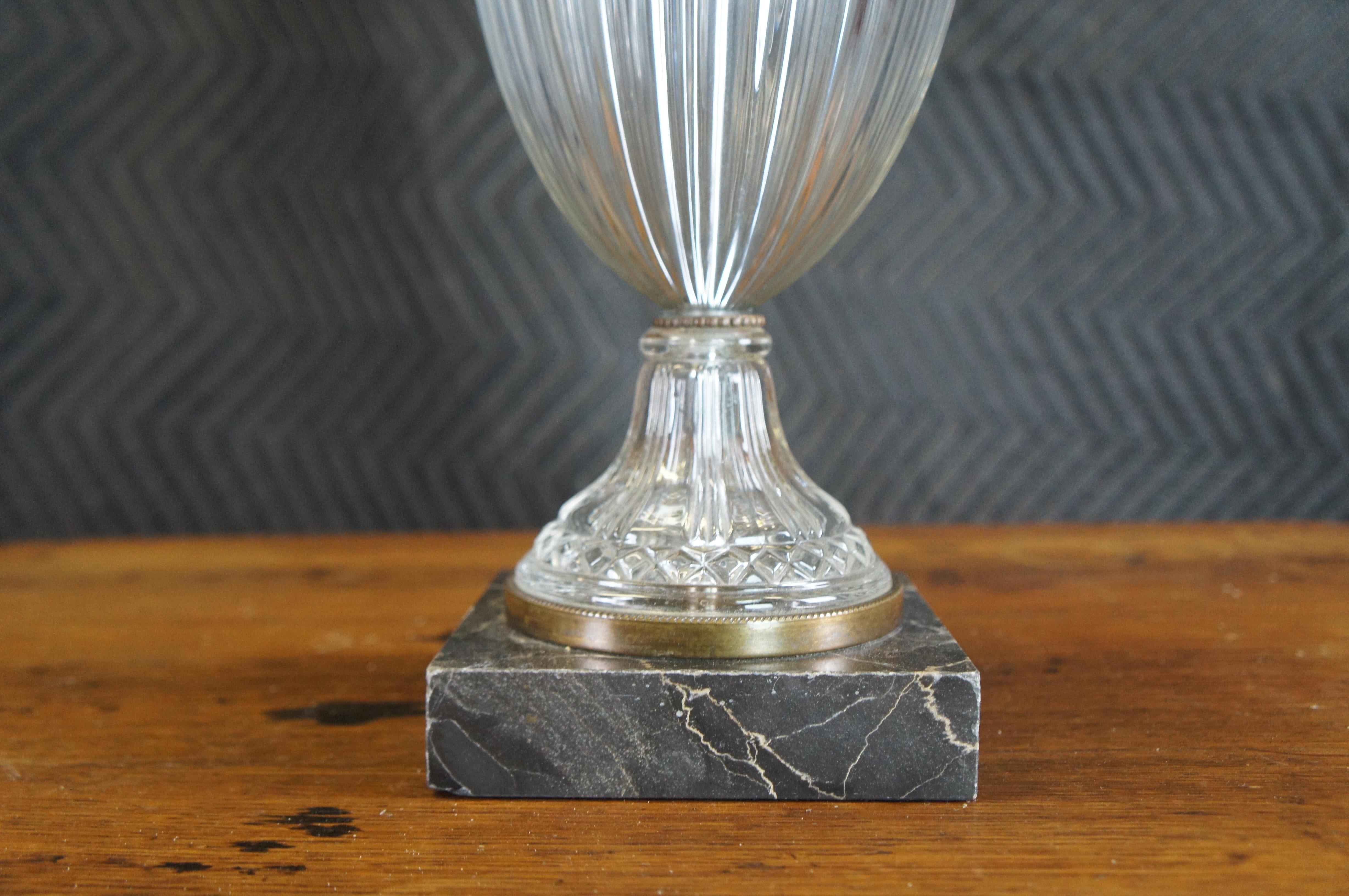 Lampe de table vintage Hollywood Regency avec trophée en cristal et urne de cheminée 29 pouces en vente 1