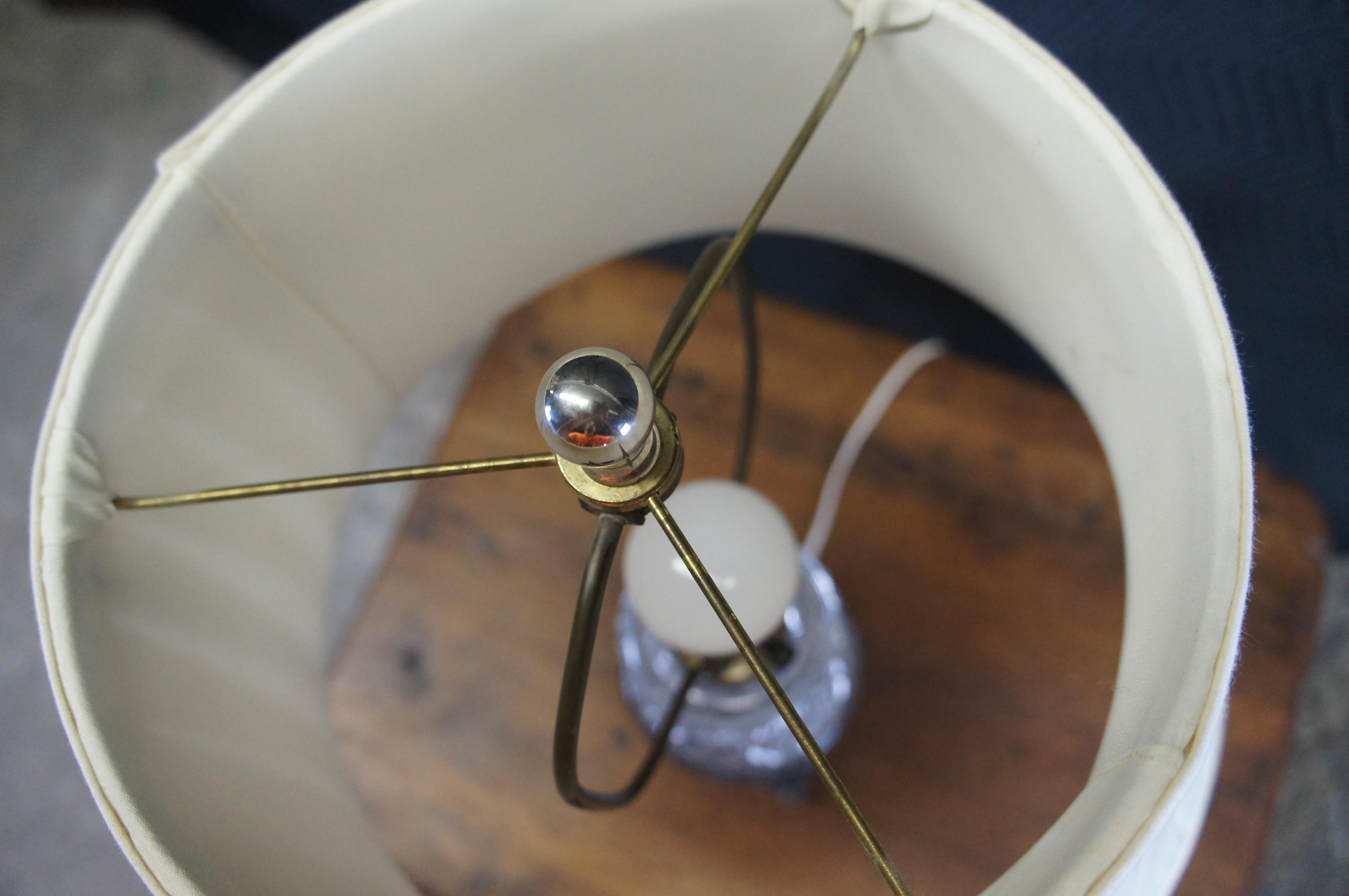 Lampe de table vintage Hollywood Regency avec trophée en cristal et urne de cheminée 29 pouces en vente 4