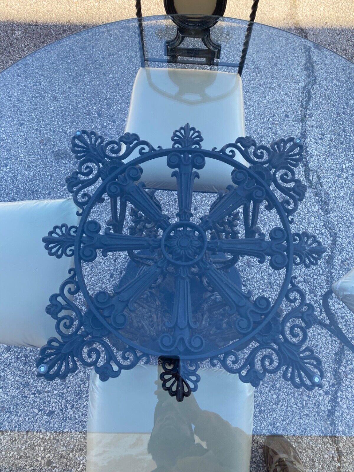 Ensemble de salle à manger vintage Hollywood Regency Curule Chair Wrought Iron Round - 5 pièces Bon état - En vente à Philadelphia, PA