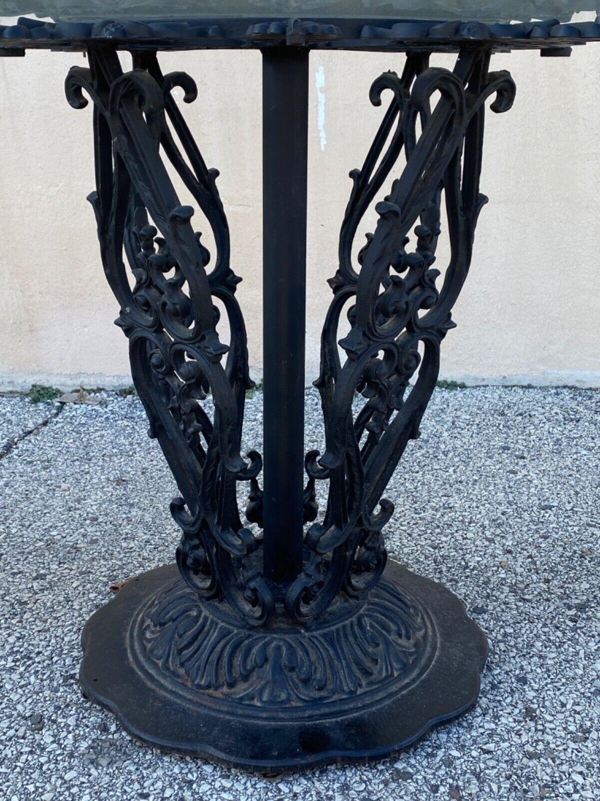 Milieu du XXe siècle Ensemble de salle à manger vintage Hollywood Regency Curule Chair Wrought Iron Round - 5 pièces en vente