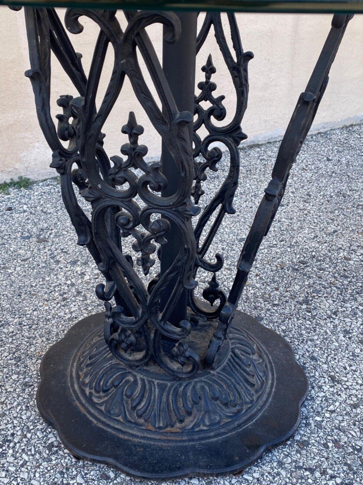 Fer forgé Ensemble de salle à manger vintage Hollywood Regency Curule Chair Wrought Iron Round - 5 pièces en vente