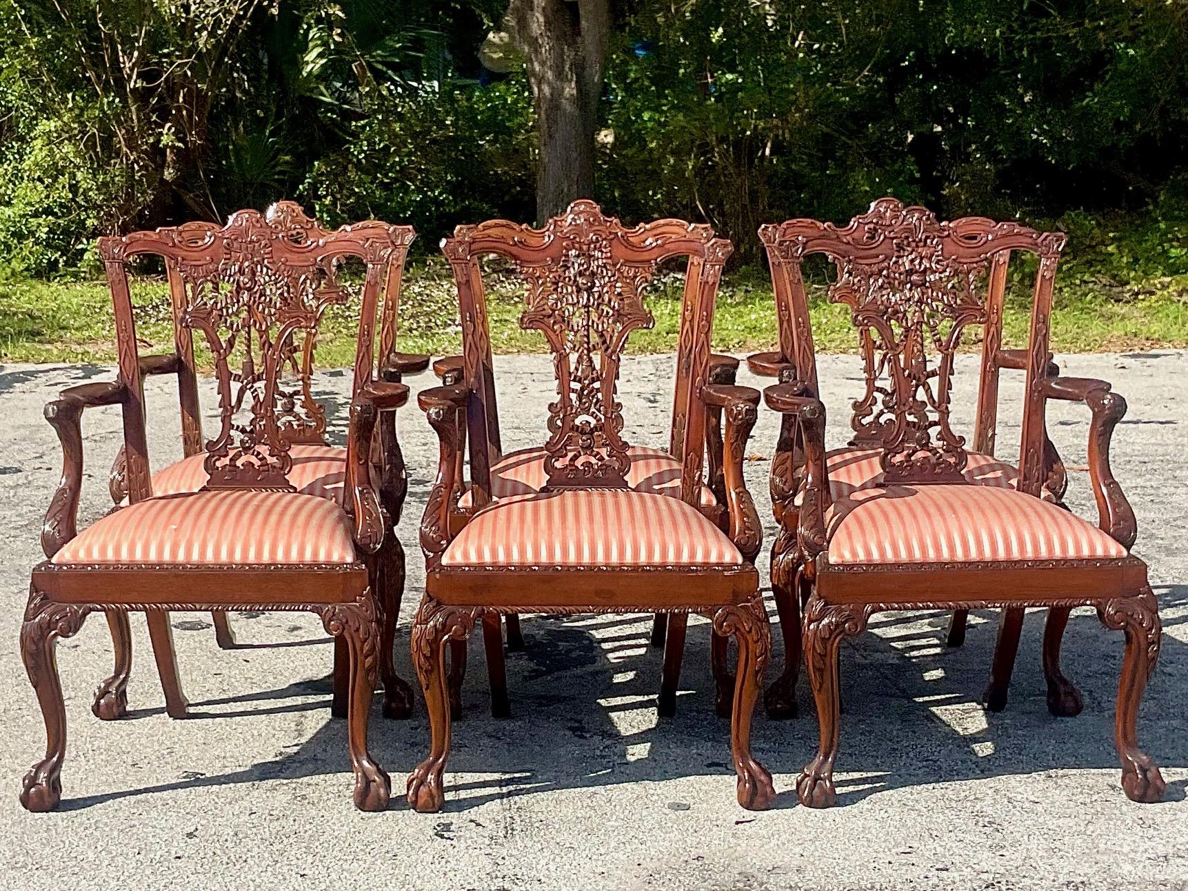 Un fabuleux ensemble de six chaises de salle à manger vintage. Détails sculptés à la main sur la forme classique de Chippendale. Pieds en forme de cabriolet avec l'emblématique pied en forme de boule et de griffe. Acquis d'une propriété de Palm