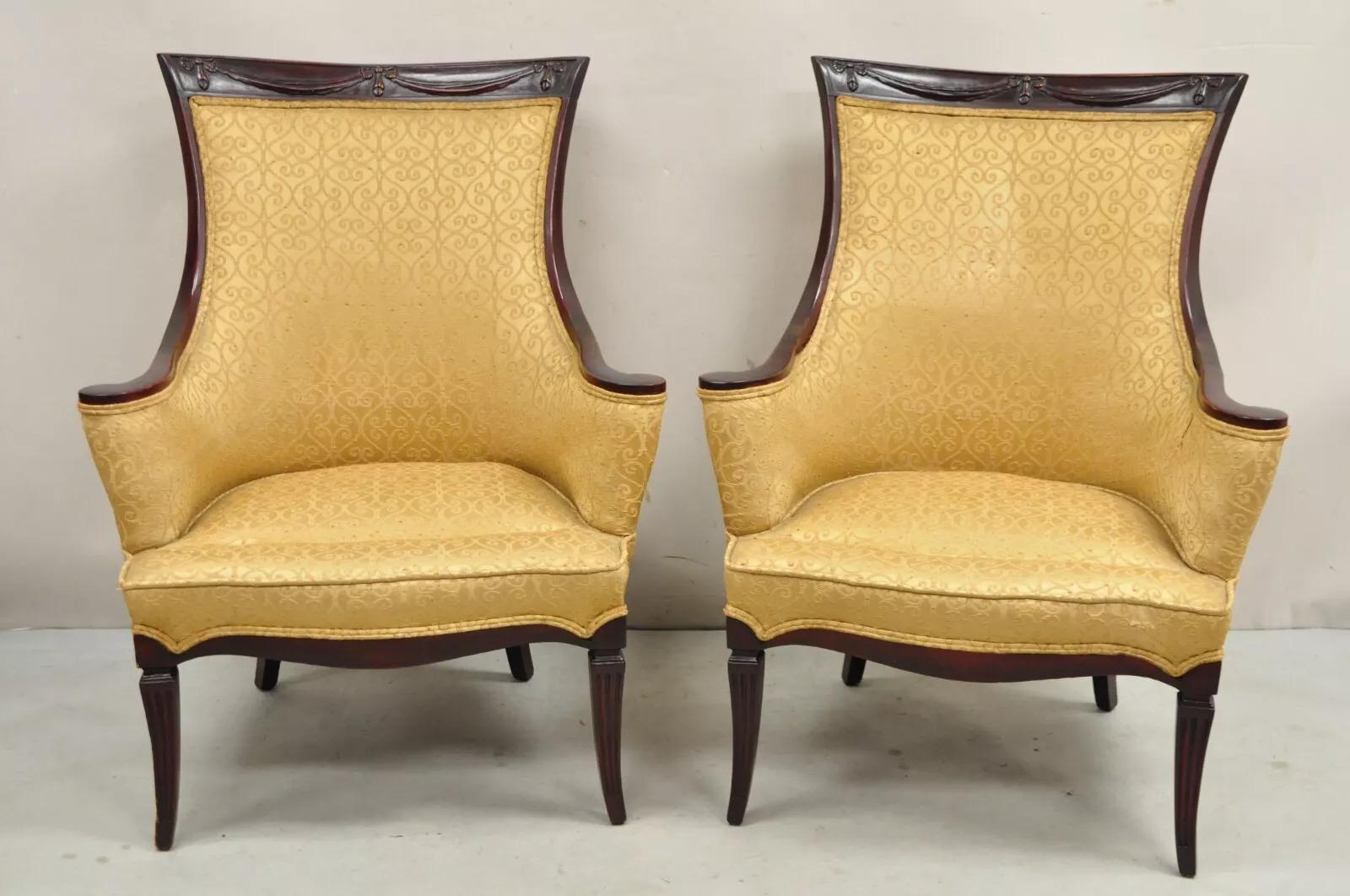 Chaises longues de cheminée en acajou sculpté et drapé, Vintage Hollywood Regency - une paire en vente 6