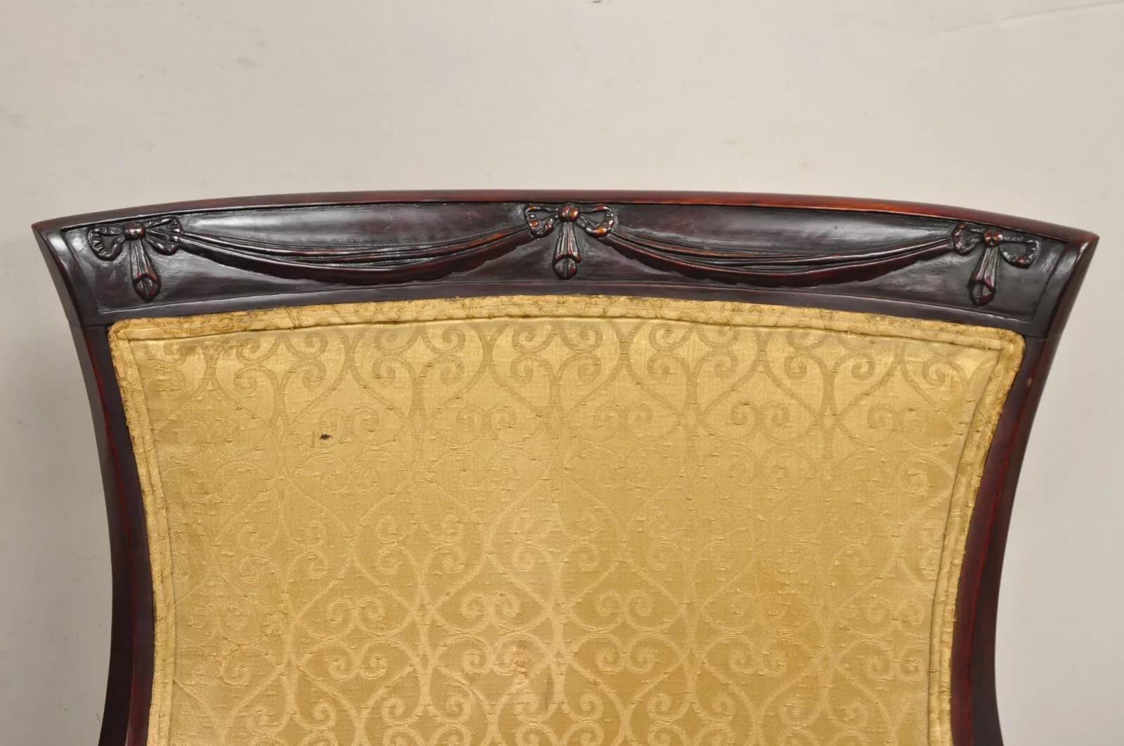 Inconnu Chaises longues de cheminée en acajou sculpté et drapé, Vintage Hollywood Regency - une paire en vente