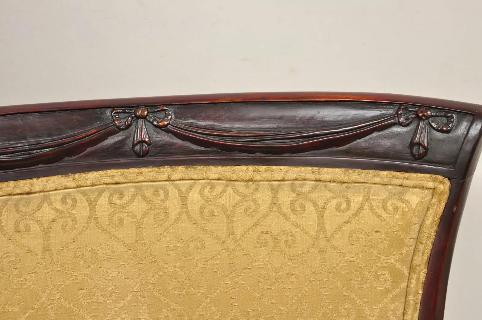 Chaises longues de cheminée en acajou sculpté et drapé, Vintage Hollywood Regency - une paire Bon état - En vente à Philadelphia, PA