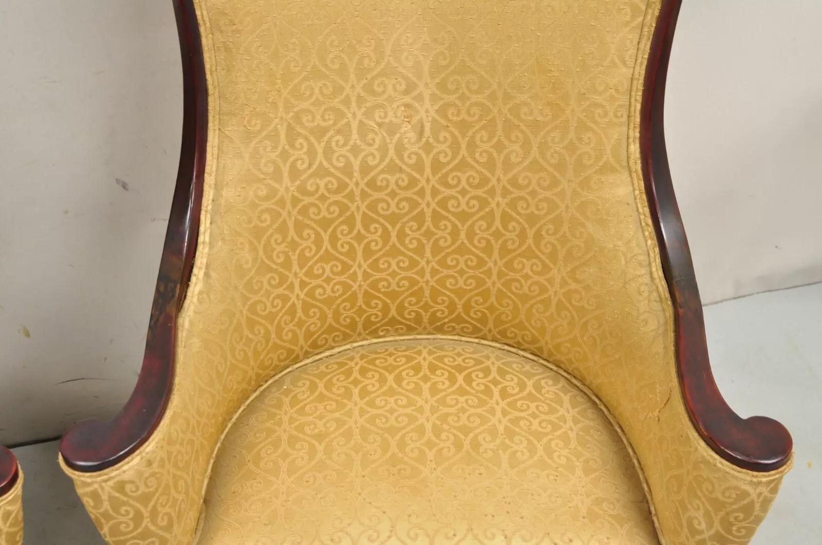 20ième siècle Chaises longues de cheminée en acajou sculpté et drapé, Vintage Hollywood Regency - une paire en vente