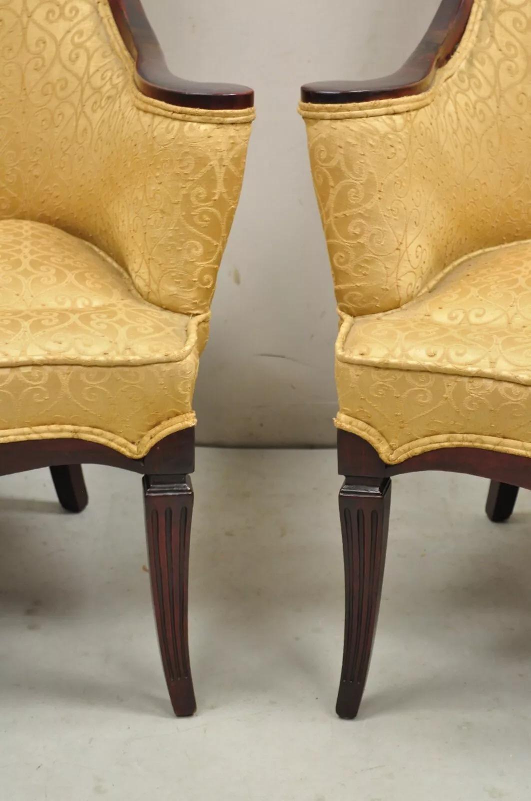 Acajou Chaises longues de cheminée en acajou sculpté et drapé, Vintage Hollywood Regency - une paire en vente