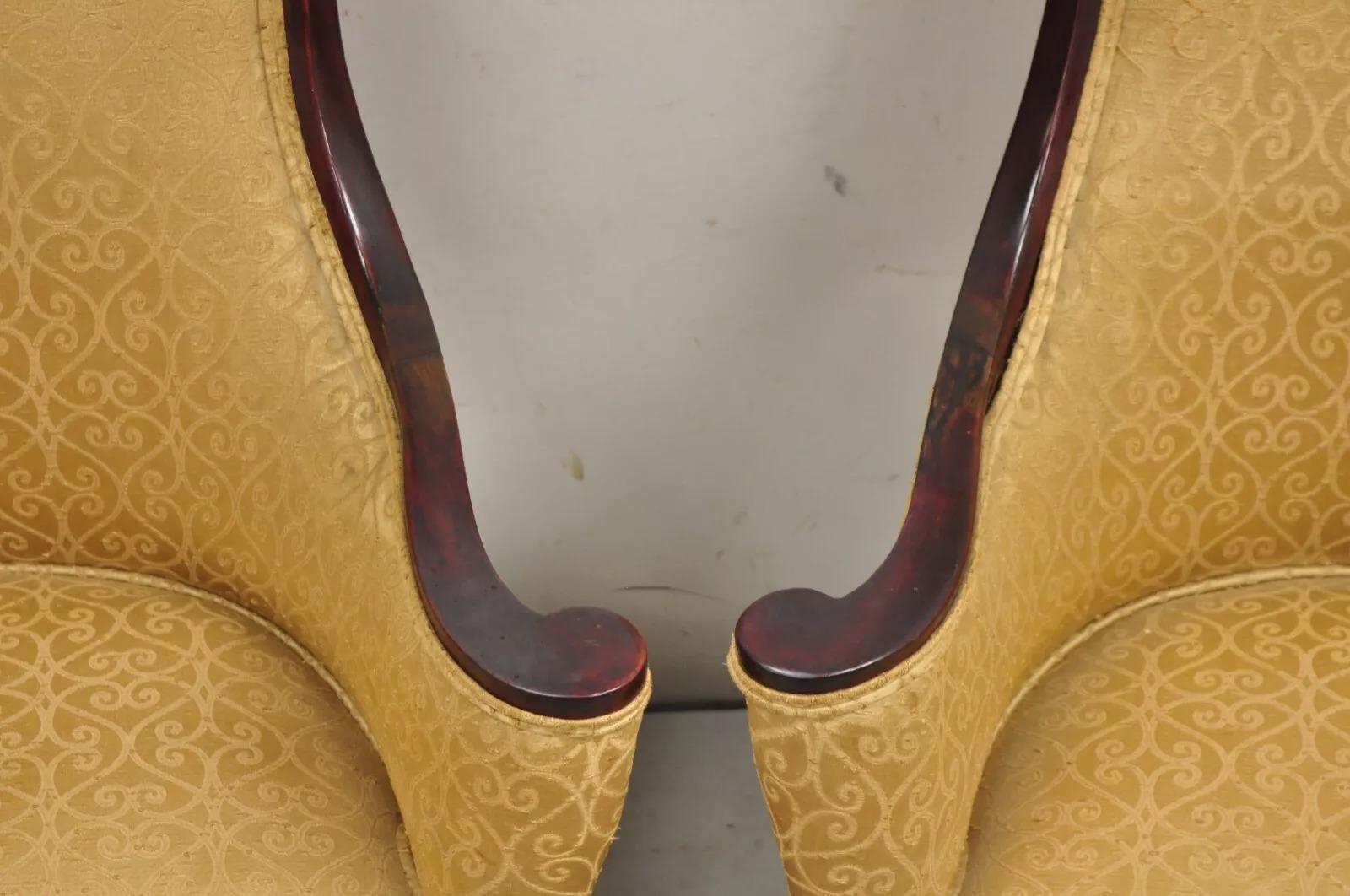 Chaises longues de cheminée en acajou sculpté et drapé, Vintage Hollywood Regency - une paire en vente 1