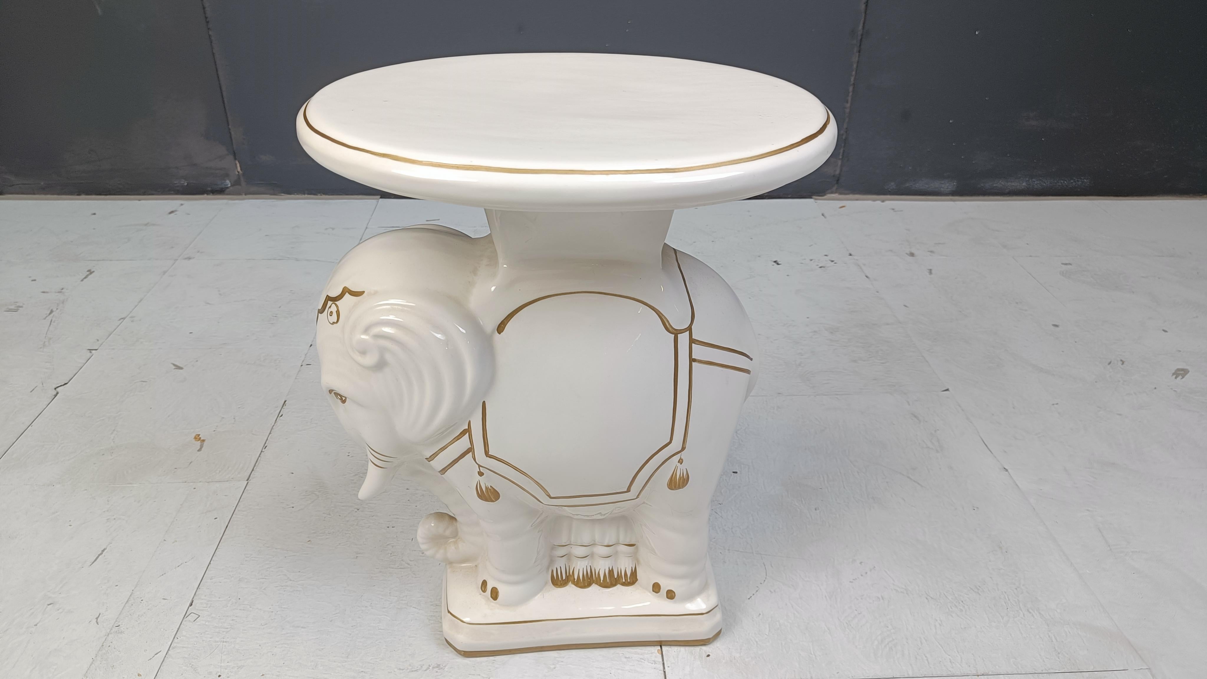 Très décoratif, vitré, du milieu du siècle dernier  cache-pot éléphant en céramique.

Peut également servir de petite table d'appoint ou de simple décoration.

De superbes sculptures en céramique colorées qui font très bien l'affaire en