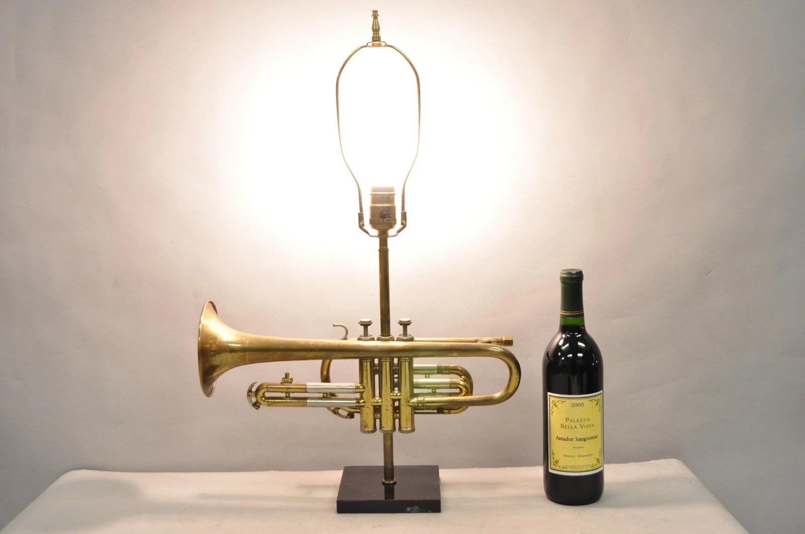 Vintage Hollywood Regency Kaiser Messing Trompete Horn Repurposed Tischlampe auf schwarzem Marmor Basis. CIRCA Spätes 20. Jahrhundert. Abmessungen: 24