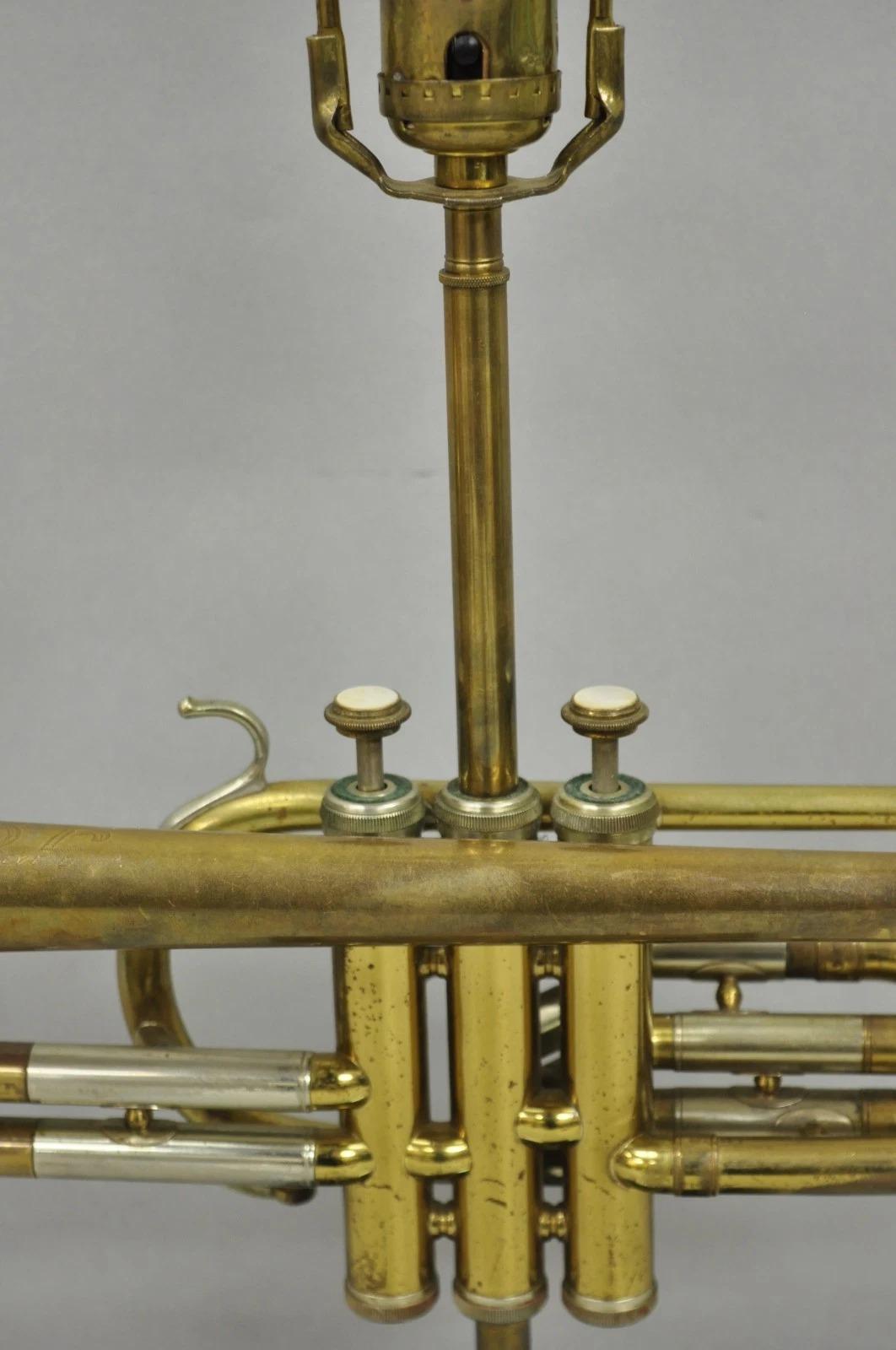 Vintage Hollywood Regency Kaiser Messing Trompete Horn Repurposed Tischlampe im Zustand „Gut“ im Angebot in Philadelphia, PA