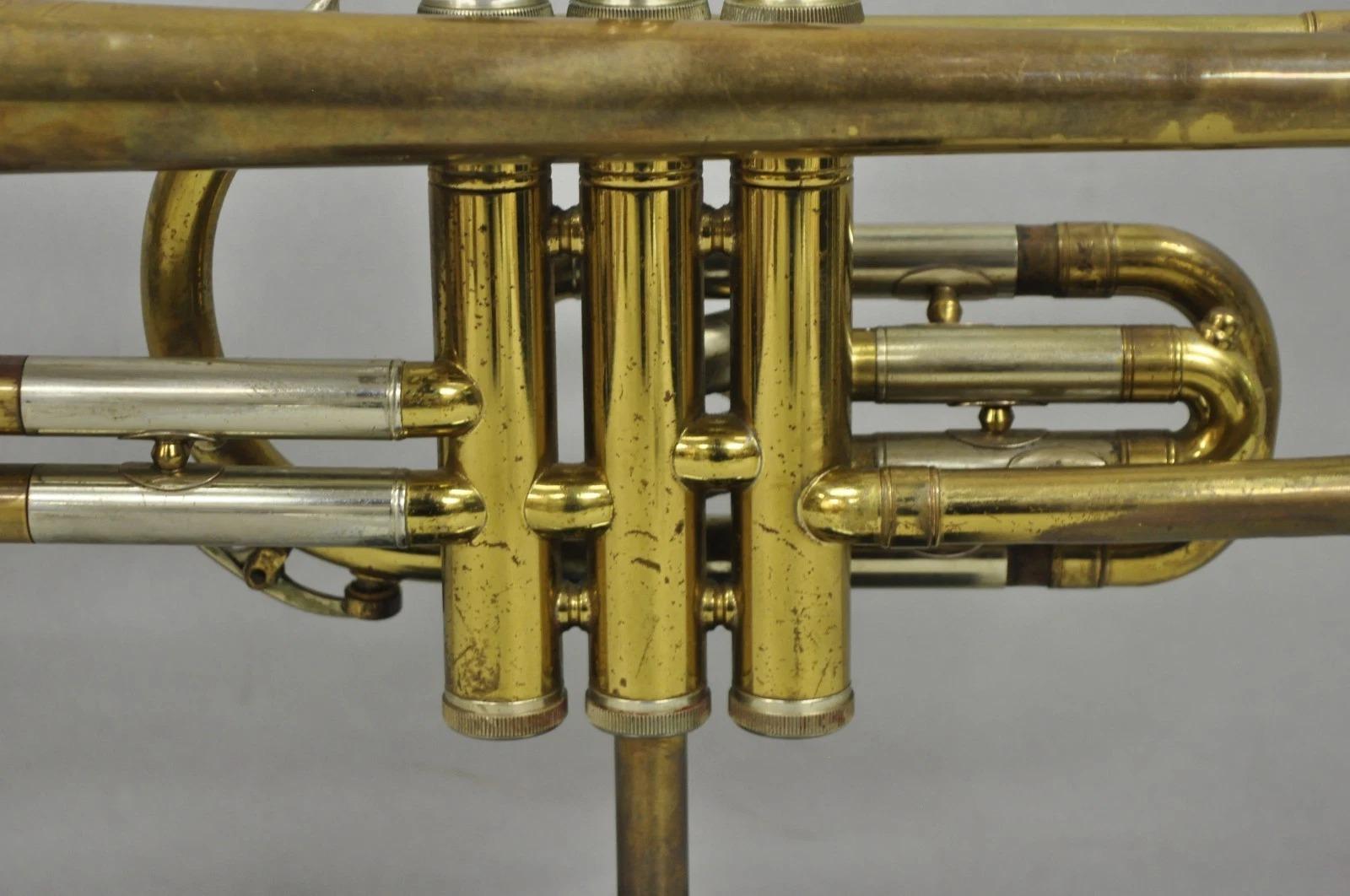 Vintage Hollywood Regency Kaiser Messing Trompete Horn Repurposed Tischlampe (20. Jahrhundert) im Angebot
