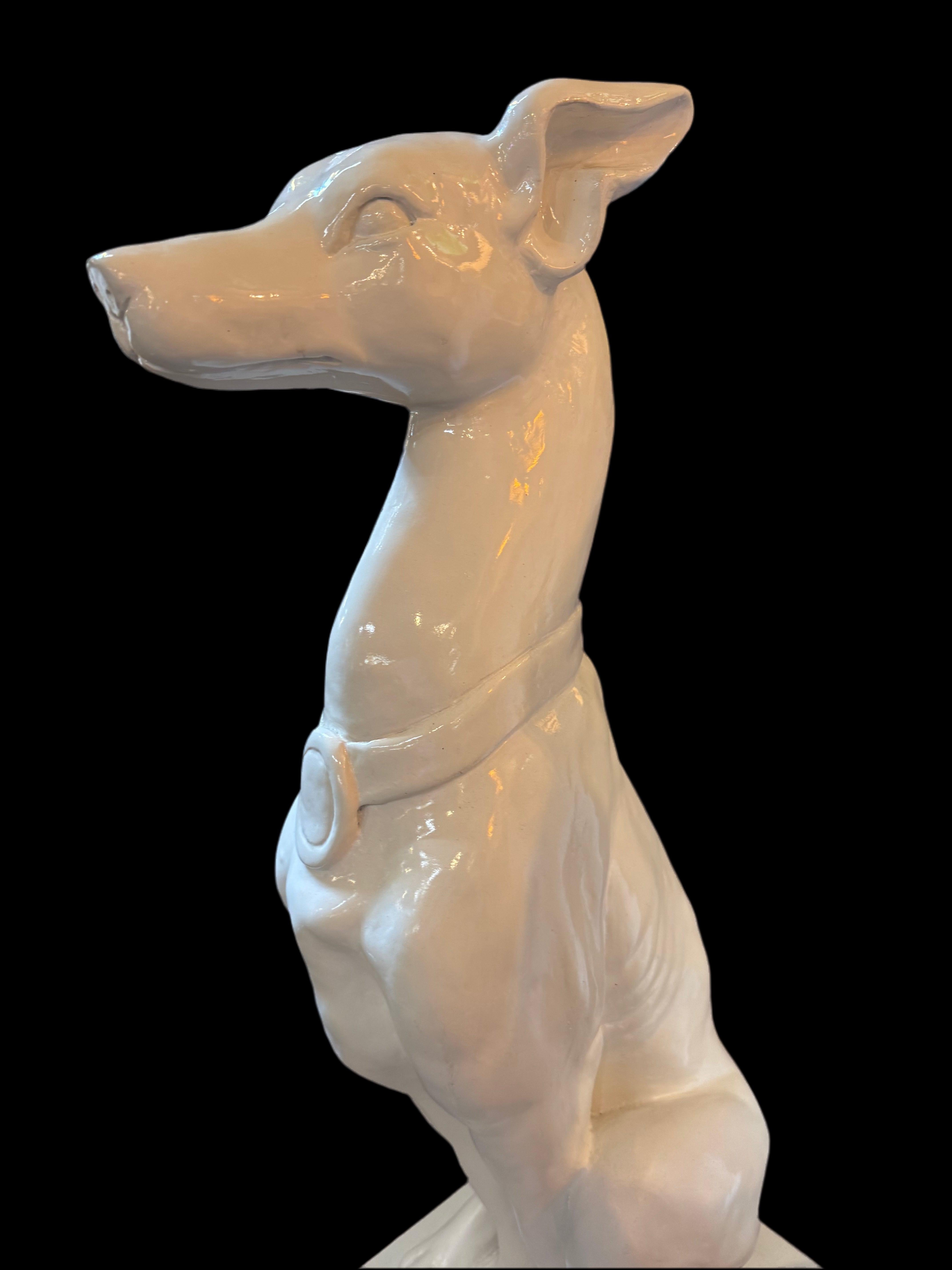 Vintage Hollywood Regency Era Cane Whippet/Greyhound in gesso bianco - coppia In condizioni buone in vendita a Chicago, IL