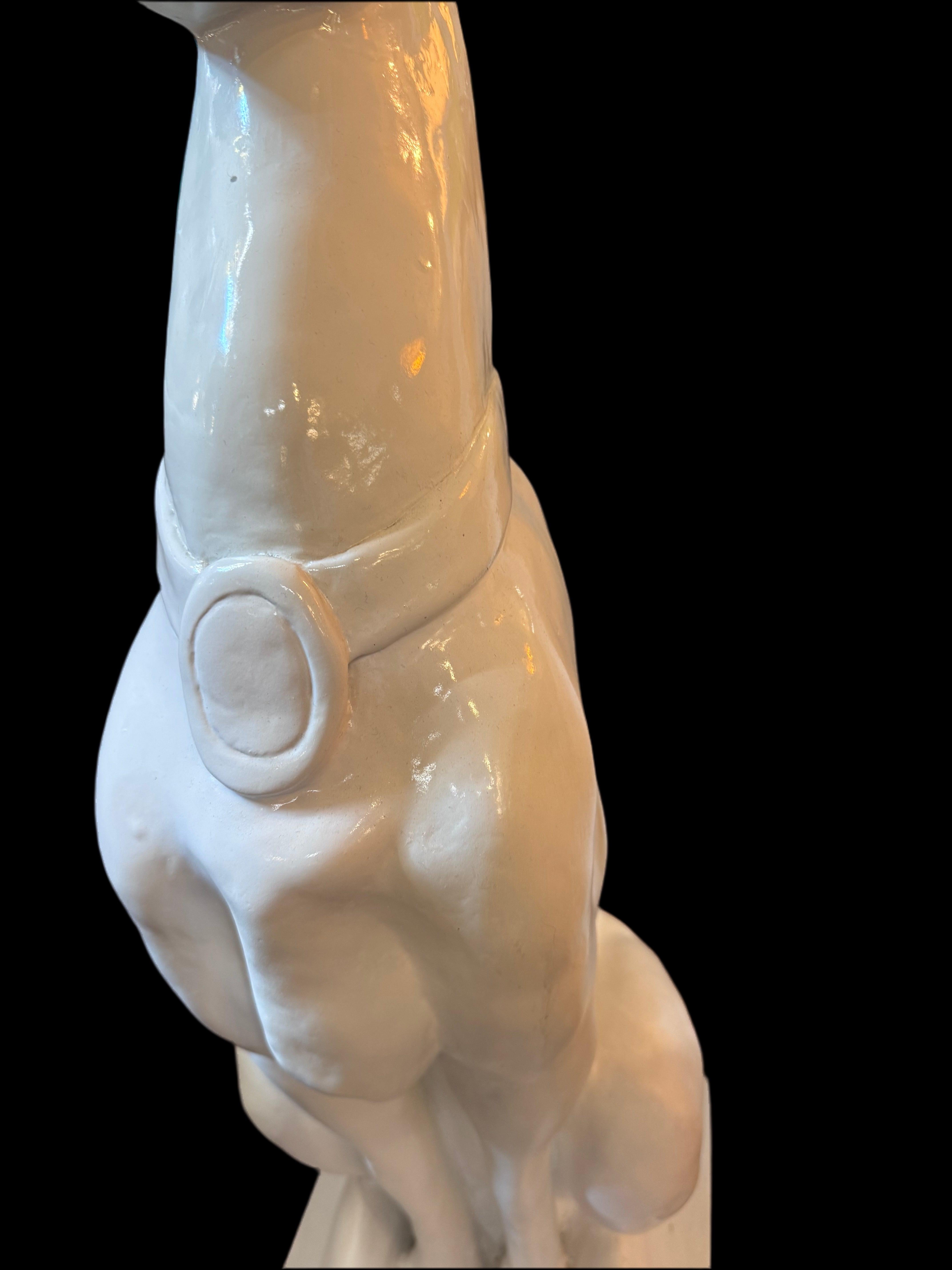 XX secolo Vintage Hollywood Regency Era Cane Whippet/Greyhound in gesso bianco - coppia in vendita