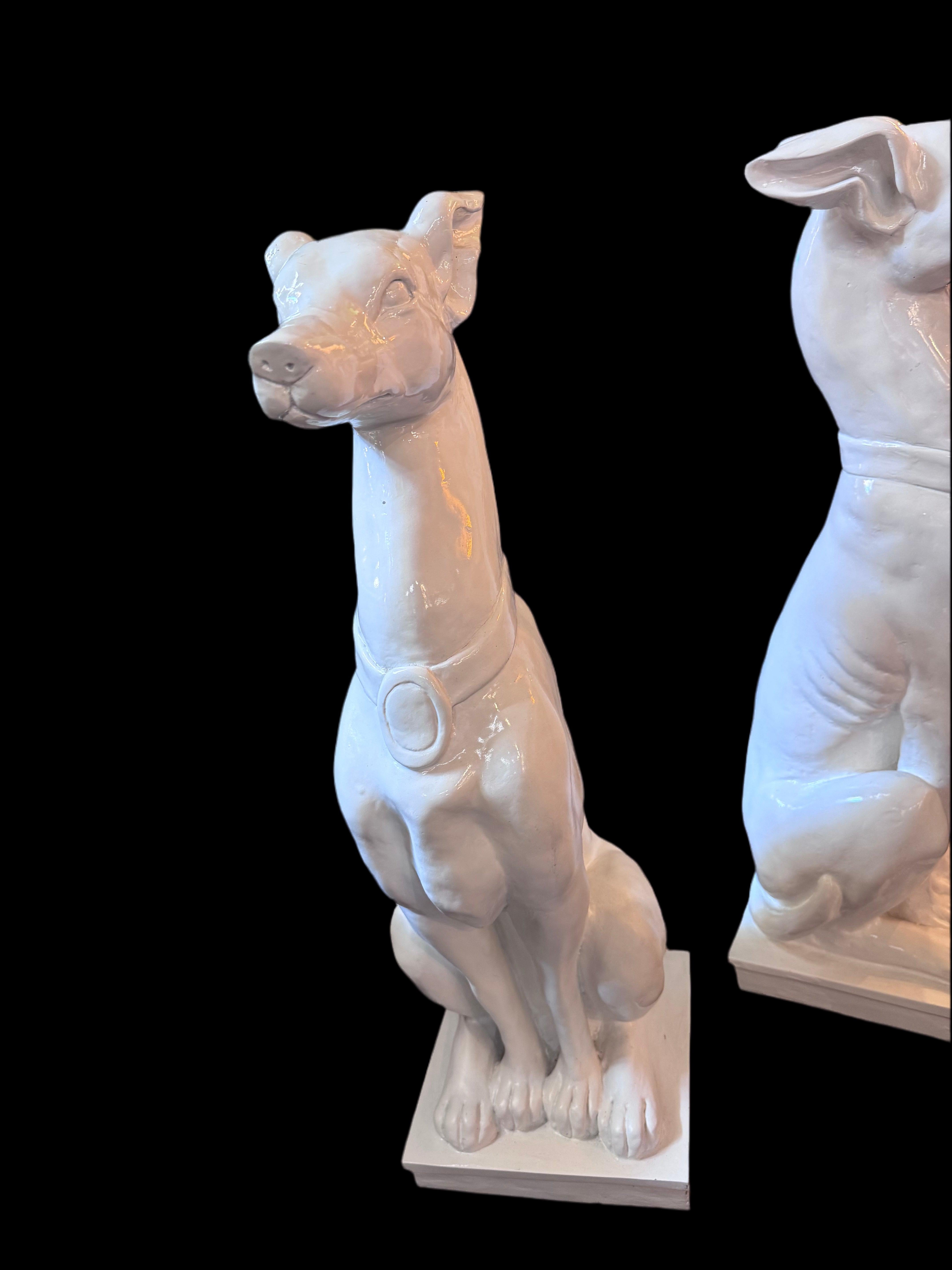 Vintage Hollywood Regency Era Cane Whippet/Greyhound in gesso bianco - coppia in vendita 1